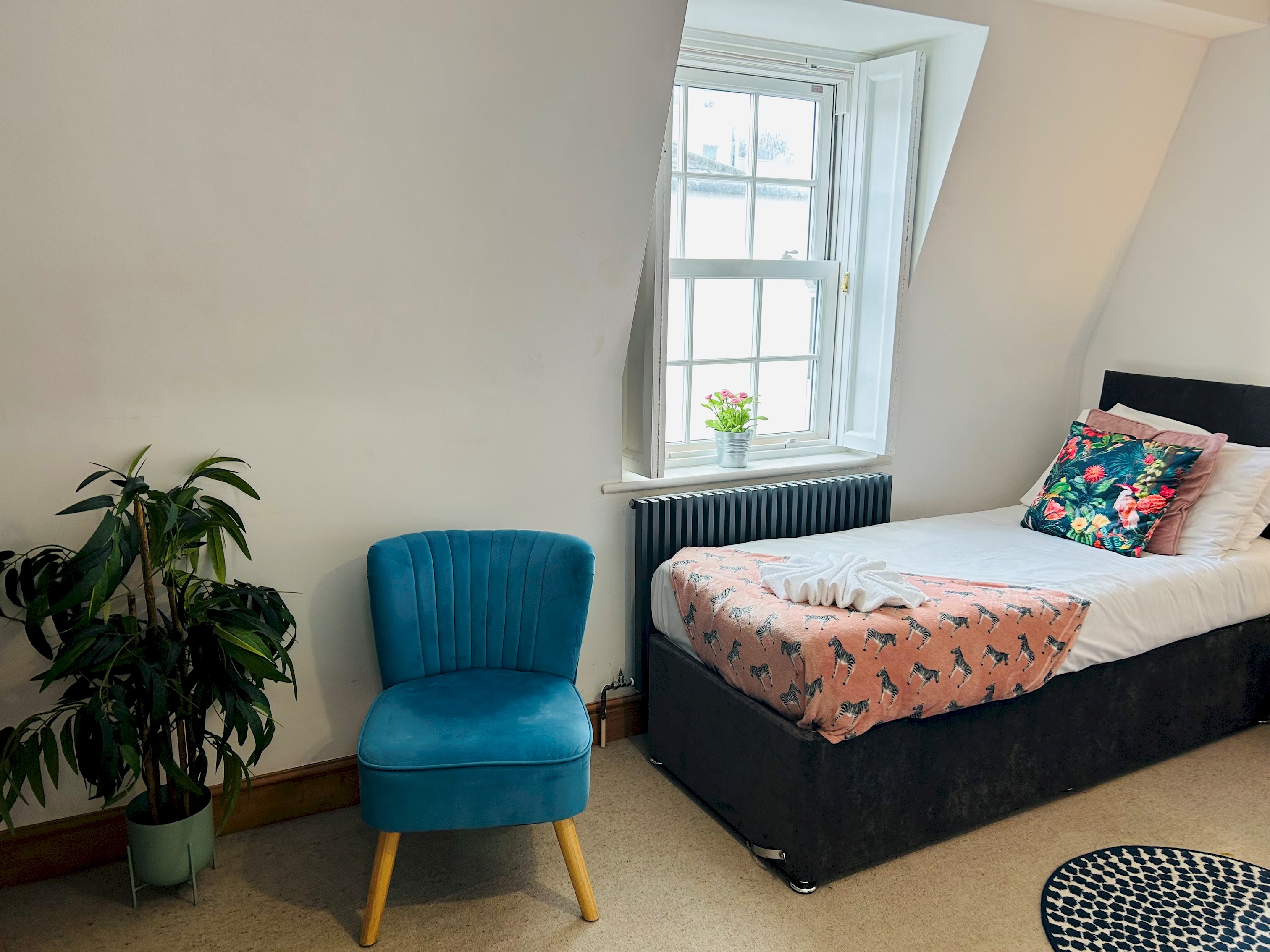 Pebble Mews Free Parking | By My Getaways in 9 Marine Terrace Mews, Brighton BN2 1AR - Property image 9 - VivreStays