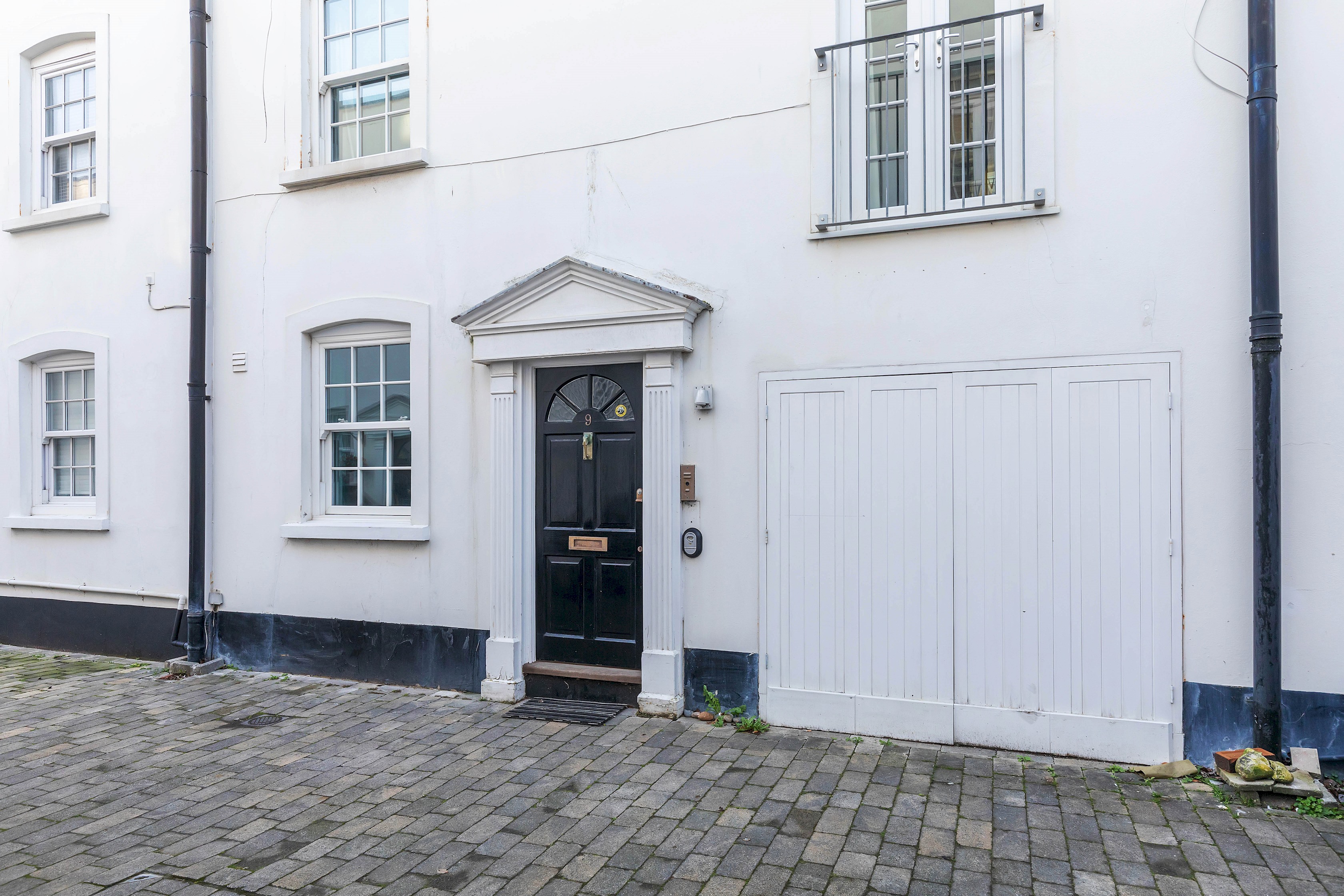 Pebble Mews Free Parking | By My Getaways in 9 Marine Terrace Mews, Brighton BN2 1AR - Property image 17 - VivreStays