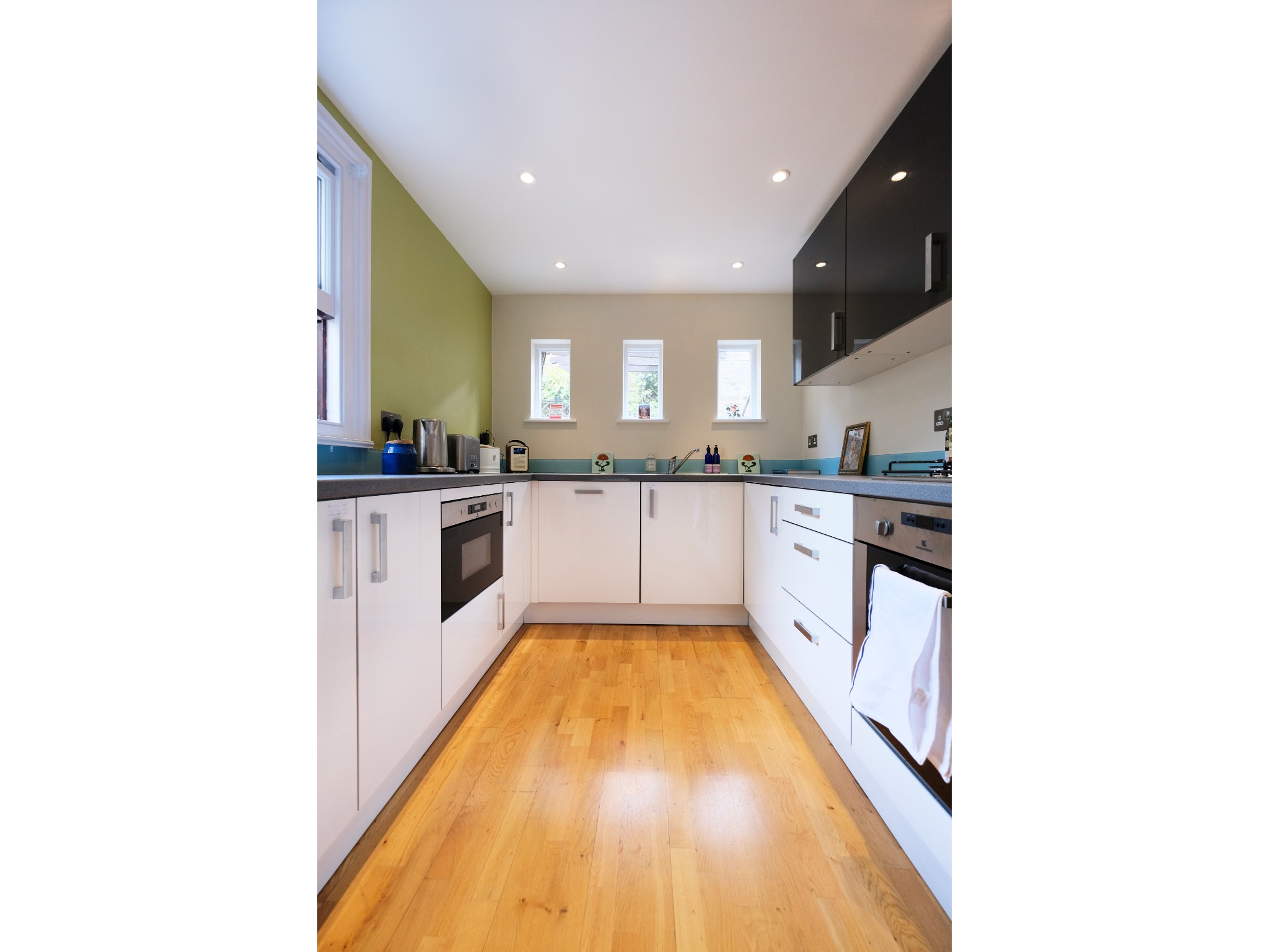 View Charming Portobello Road Apartment - Pass the Keys in 125 Portobello Rd W11 2DY Charming Portobello Road Apartment - Pass the Keys in 125 Portobello Rd W11 2DY - Property image 9 - VivreStays