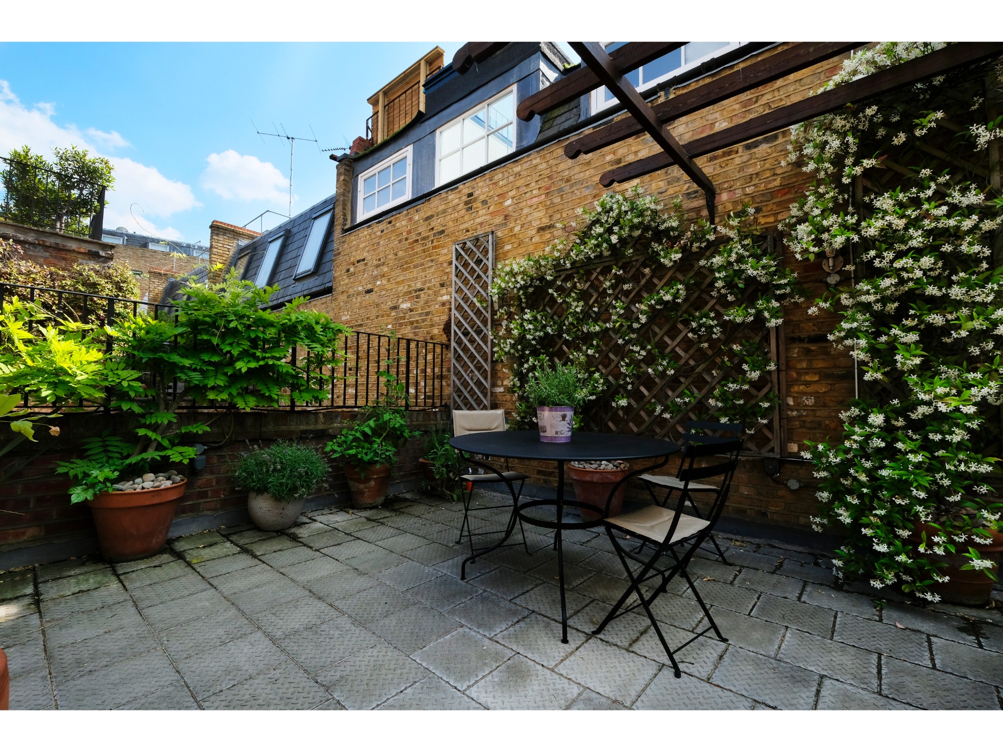 View Charming Portobello Road Apartment - Pass the Keys in 125 Portobello Rd W11 2DY Charming Portobello Road Apartment - Pass the Keys in 125 Portobello Rd W11 2DY - Property image 19 - VivreStays