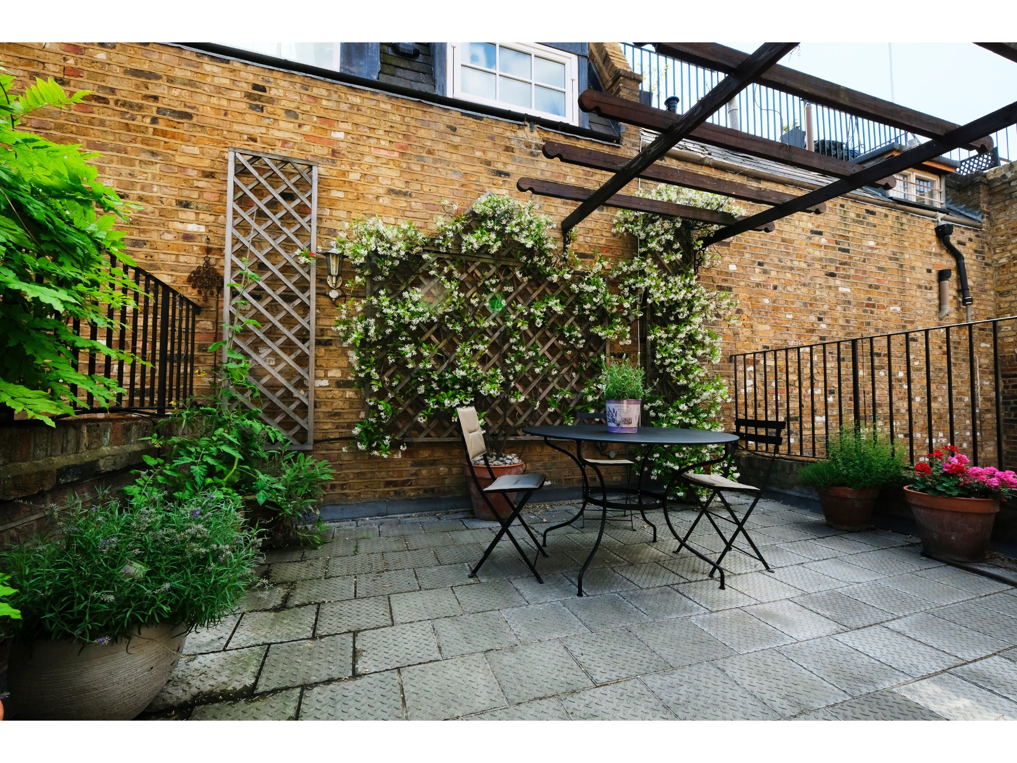 View Charming Portobello Road Apartment - Pass the Keys in 125 Portobello Rd W11 2DY Charming Portobello Road Apartment - Pass the Keys in 125 Portobello Rd W11 2DY - Property image 18 - VivreStays