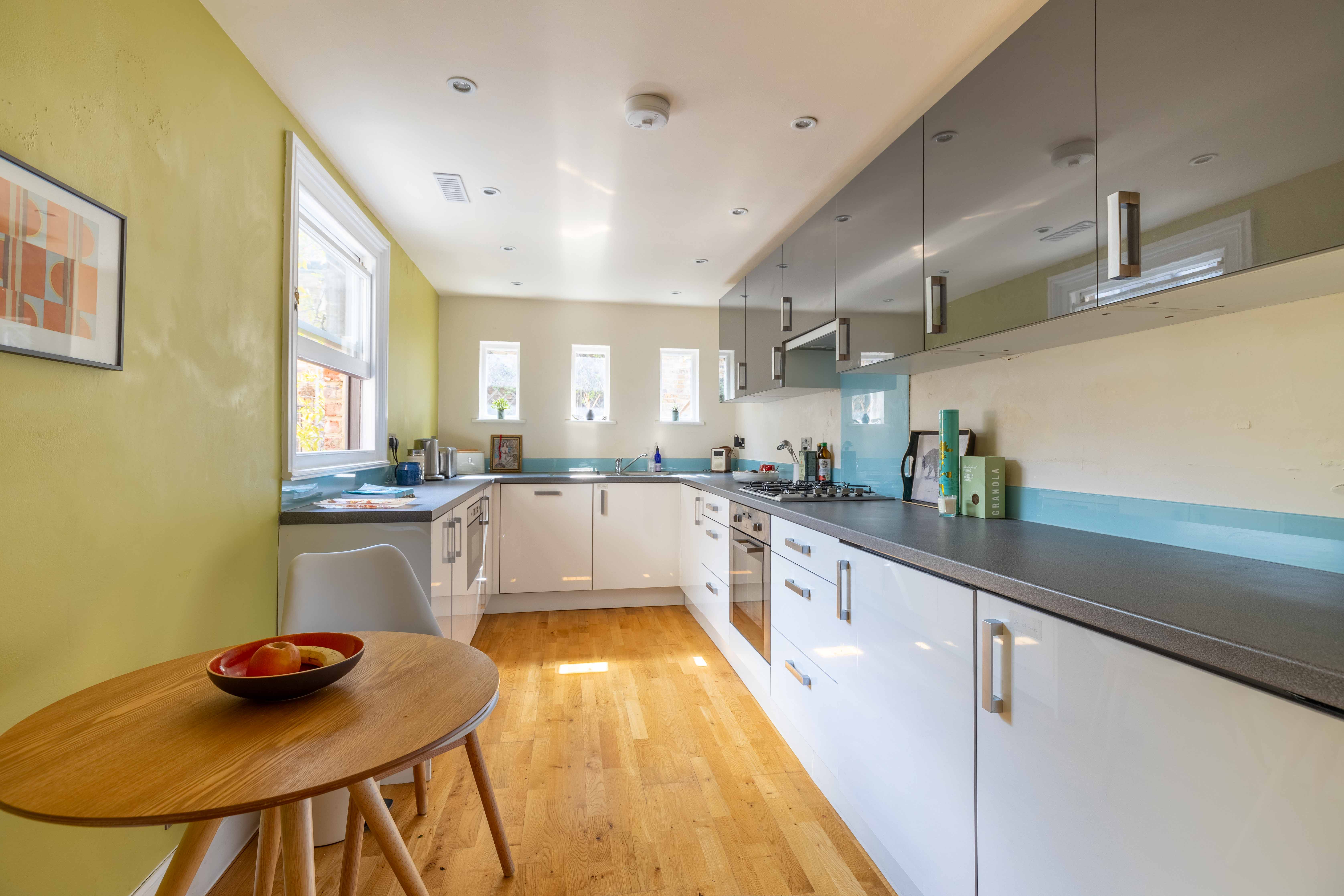 View Charming Portobello Road Apartment - Pass the Keys in 125 Portobello Rd W11 2DY Charming Portobello Road Apartment - Pass the Keys in 125 Portobello Rd W11 2DY - Property image 23 - VivreStays
