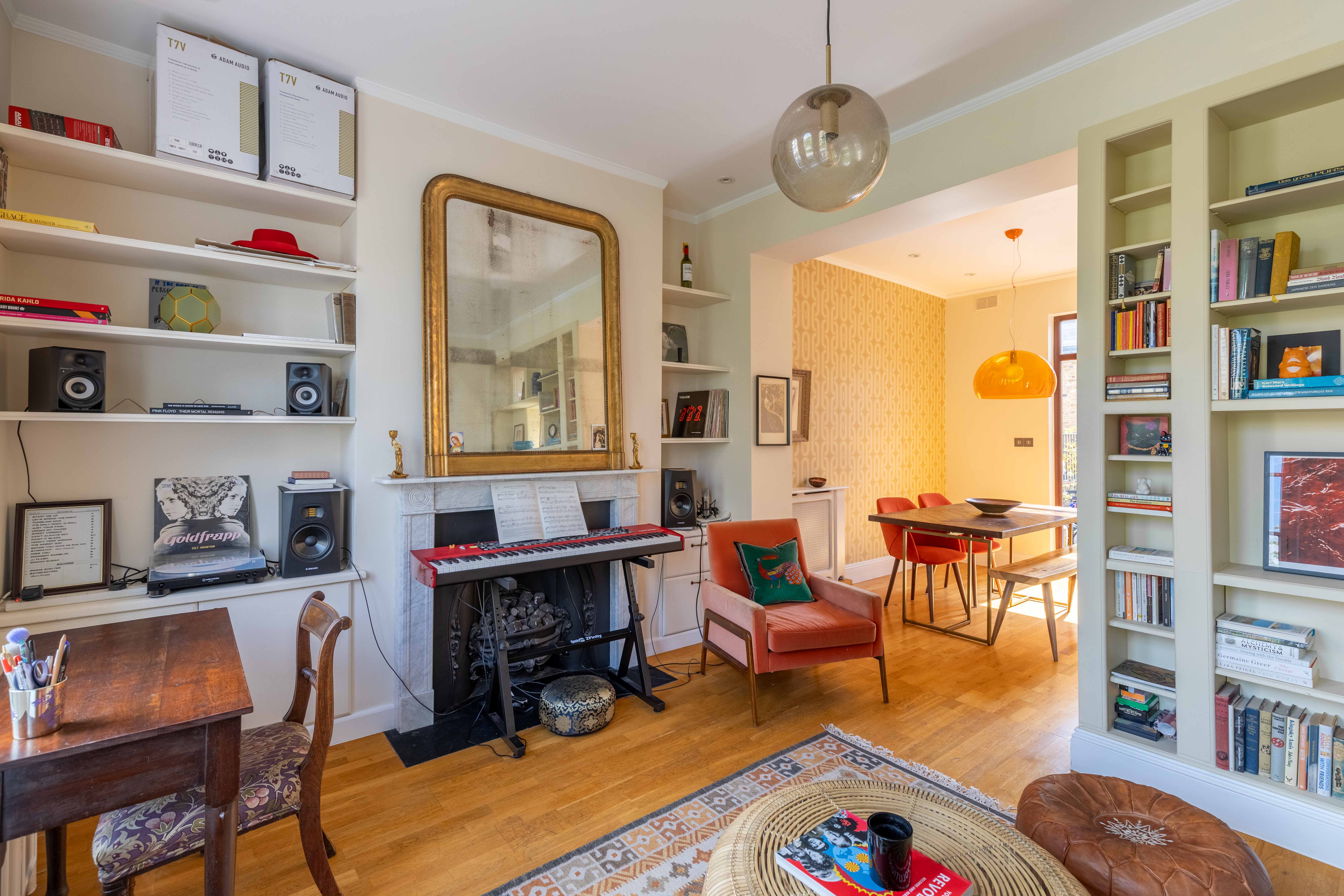 View Charming Portobello Road Apartment - Pass the Keys in 125 Portobello Rd W11 2DY Charming Portobello Road Apartment - Pass the Keys in 125 Portobello Rd W11 2DY - Property image 2 - VivreStays