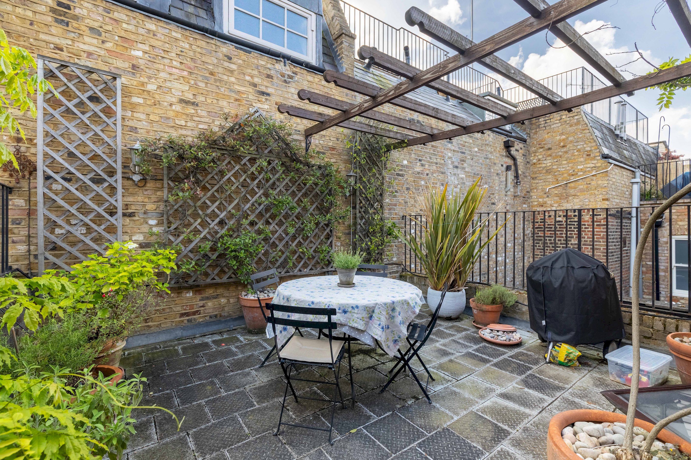 View Charming Portobello Road Apartment - Pass the Keys in 125 Portobello Rd W11 2DY Charming Portobello Road Apartment - Pass the Keys in 125 Portobello Rd W11 2DY - Property image 38 - VivreStays