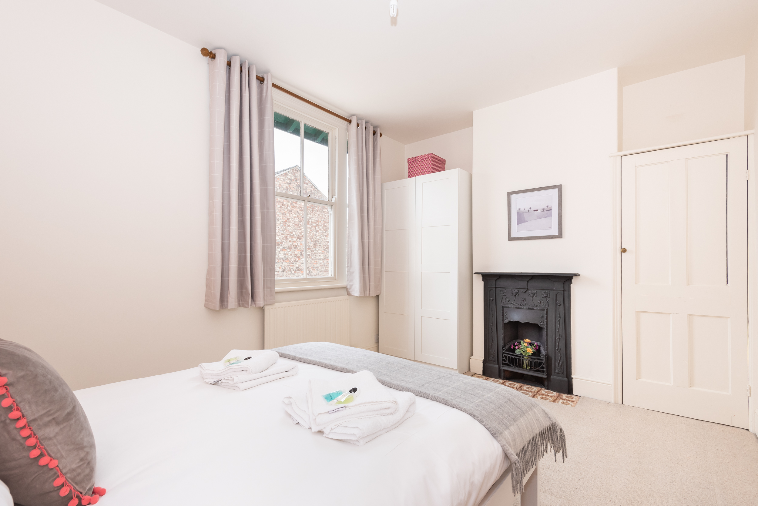 Charming Base for 5 Guests Near Bishy Rd in York - Pass the Keys in 25 Lower Darnborough Street YO23 1AR - Property image 3 - VivreStays