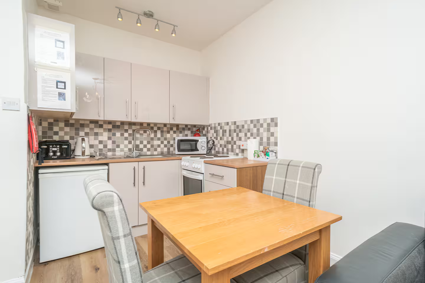 Cosy Flat in Historic Old Town - Pass the Keys in Flat 7, 54 St Mary's Street, EH1 1SX - Property image 9 - VivreStays