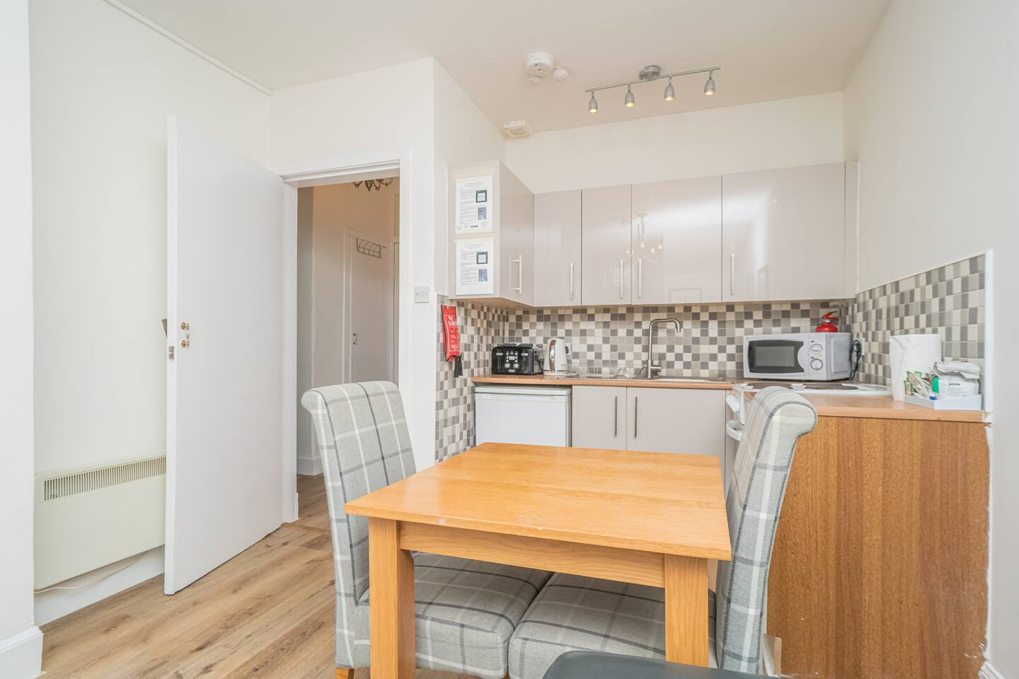 Cosy Flat in Historic Old Town - Pass the Keys in Flat 7, 54 St Mary's Street, EH1 1SX - Property image 10 - VivreStays