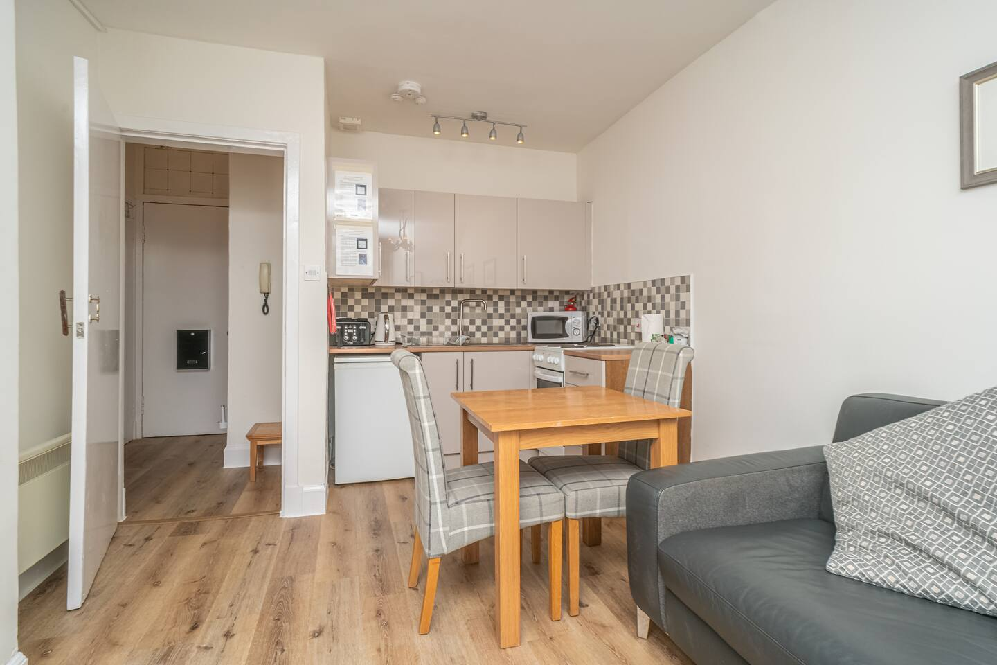 Cosy Flat in Historic Old Town - Pass the Keys in Flat 7, 54 St Mary's Street, EH1 1SX - Property image 12 - VivreStays
