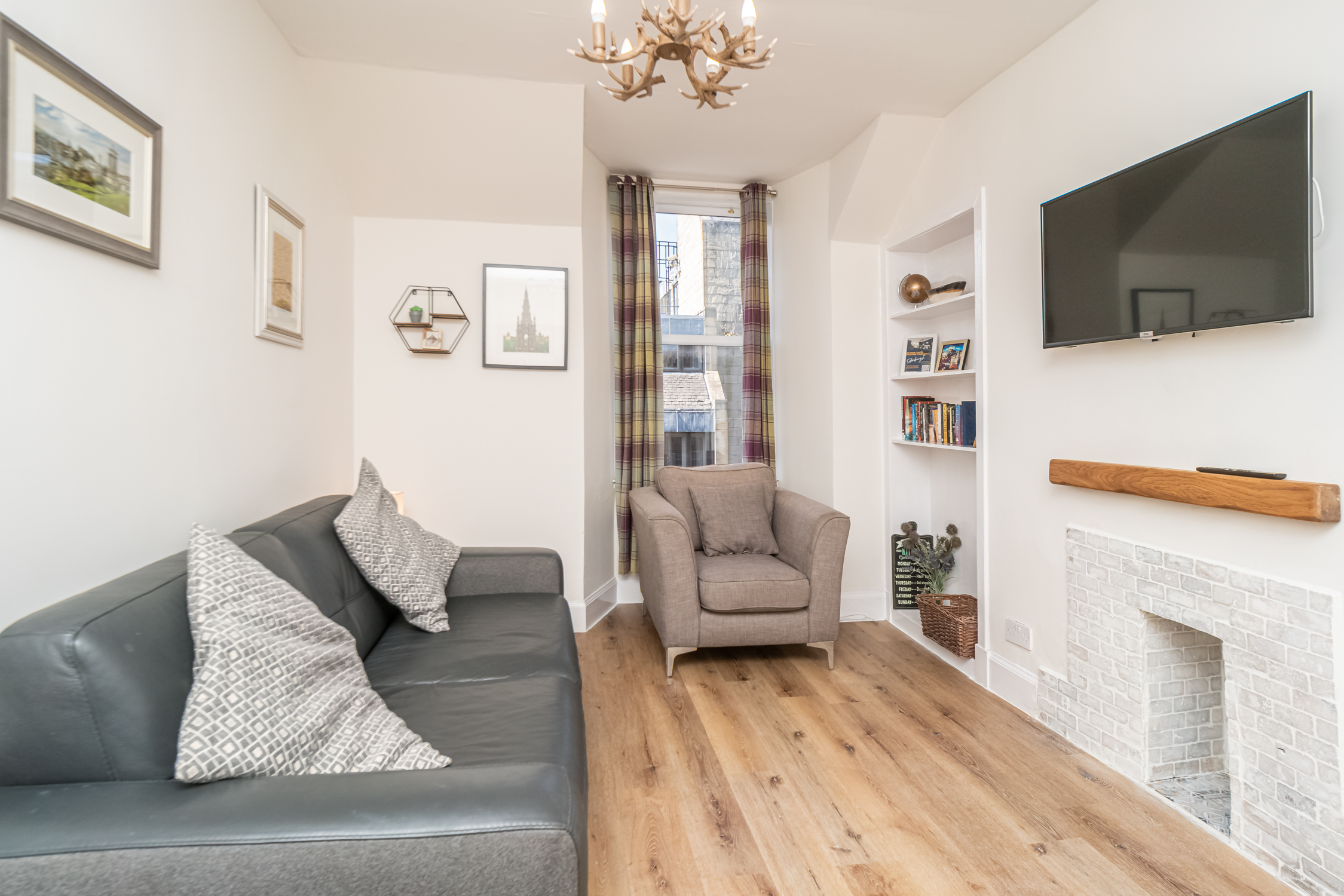 Cosy Flat in Historic Old Town - Pass the Keys serviced apartment - Edinburgh - VivreStays