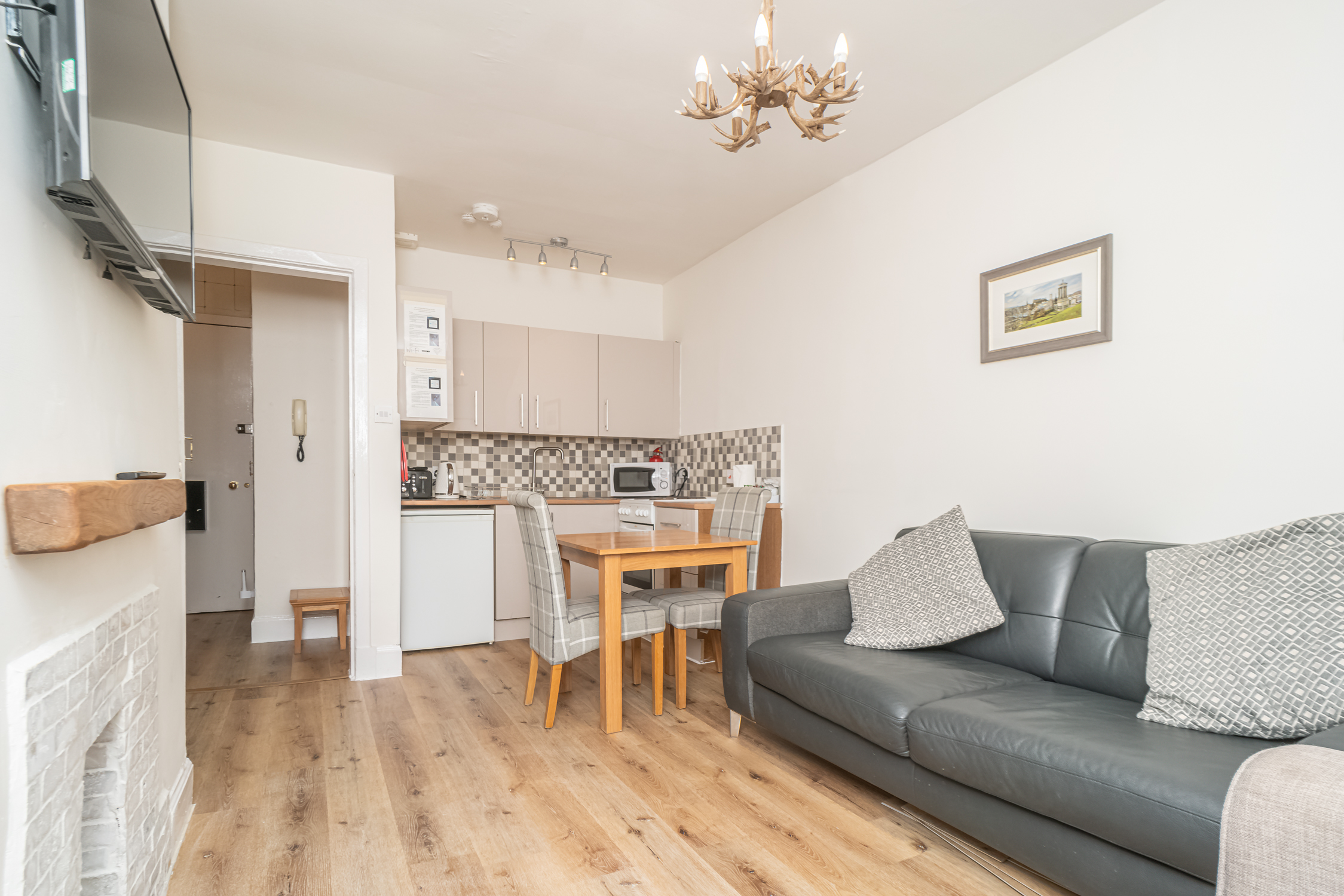 Cosy Flat in Historic Old Town - Pass the Keys in Flat 7, 54 St Mary's Street, EH1 1SX - Property image 4 - VivreStays