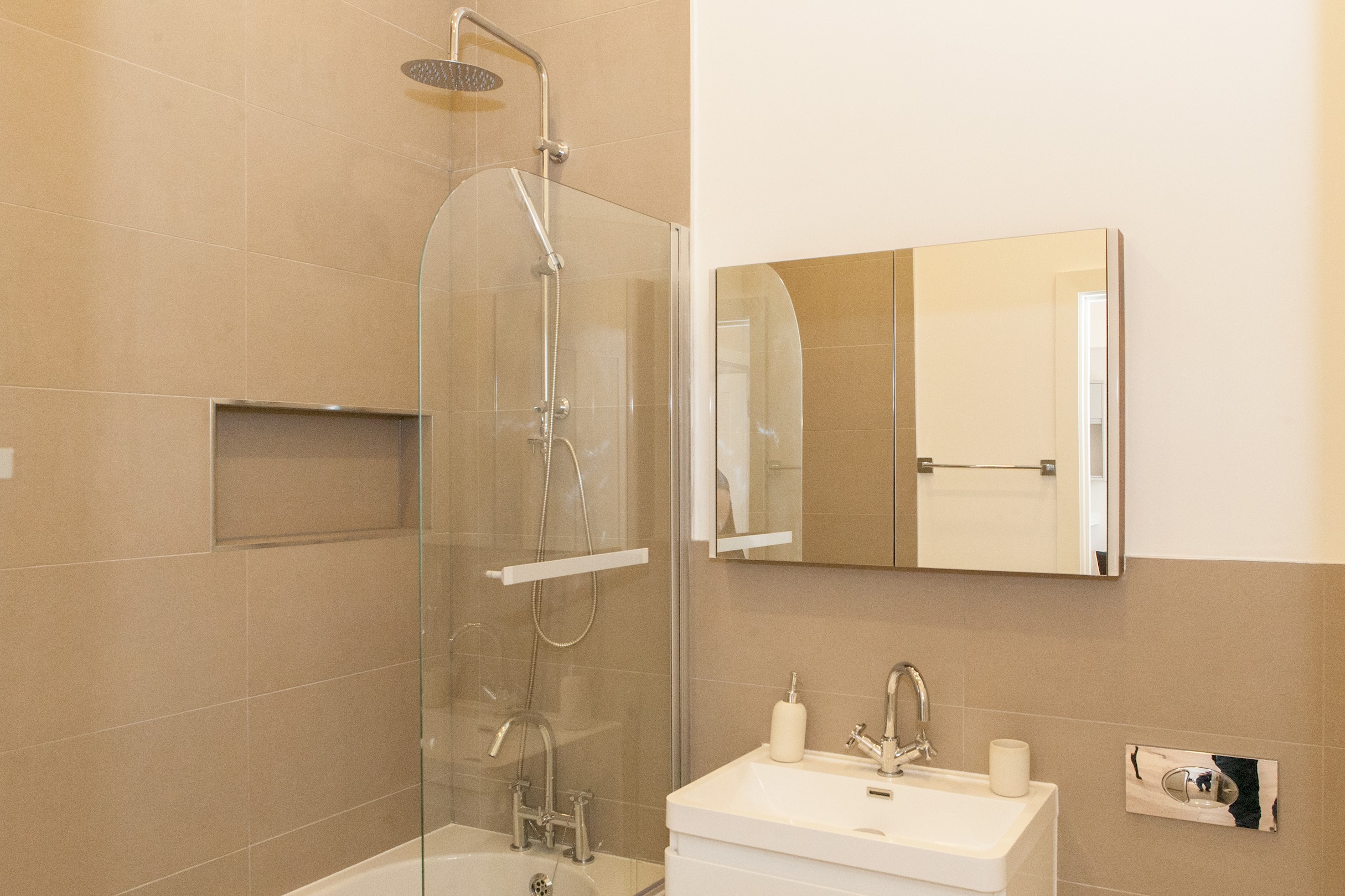 Beautiful 2 bed terrace flat close to Greenwich -  Pass the Keys in Flat 2, 70 Loampit Hill SE13 7SX - Property image 11 - VivreStays