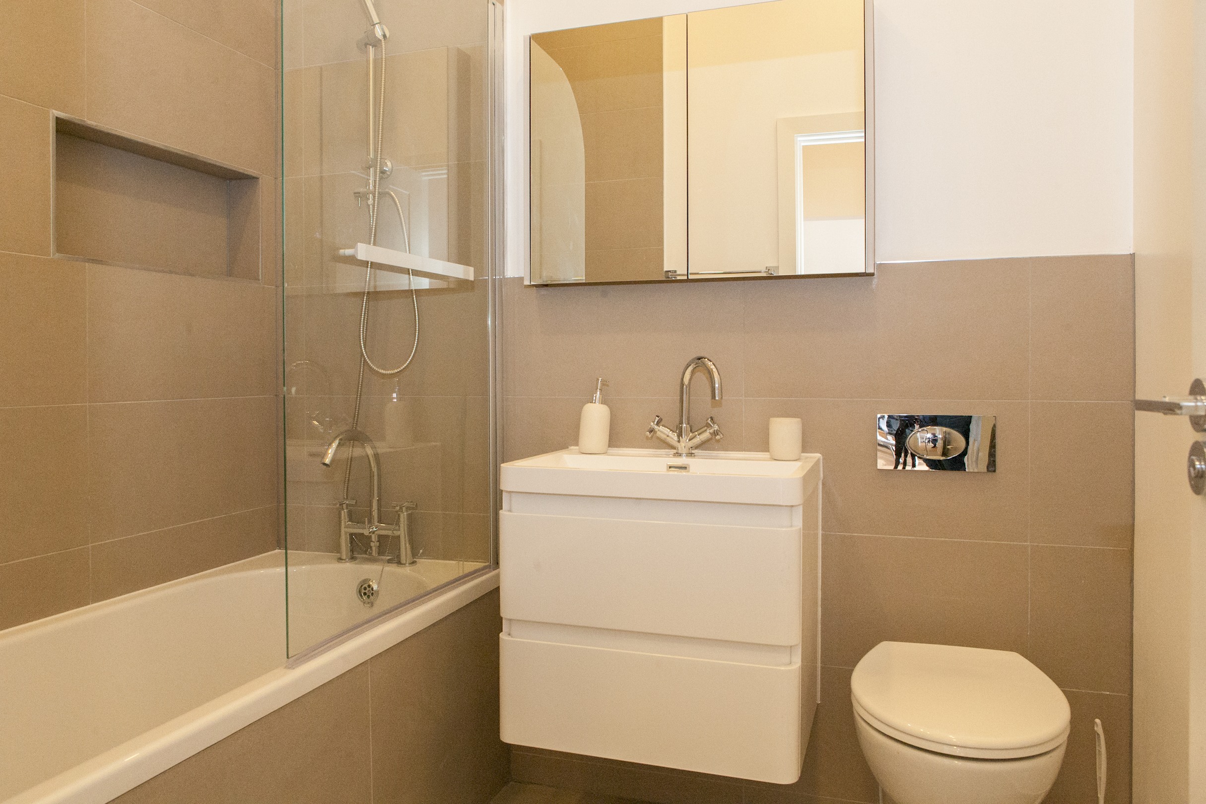 Beautiful 2 bed terrace flat close to Greenwich -  Pass the Keys in Flat 2, 70 Loampit Hill SE13 7SX - Property image 12 - VivreStays