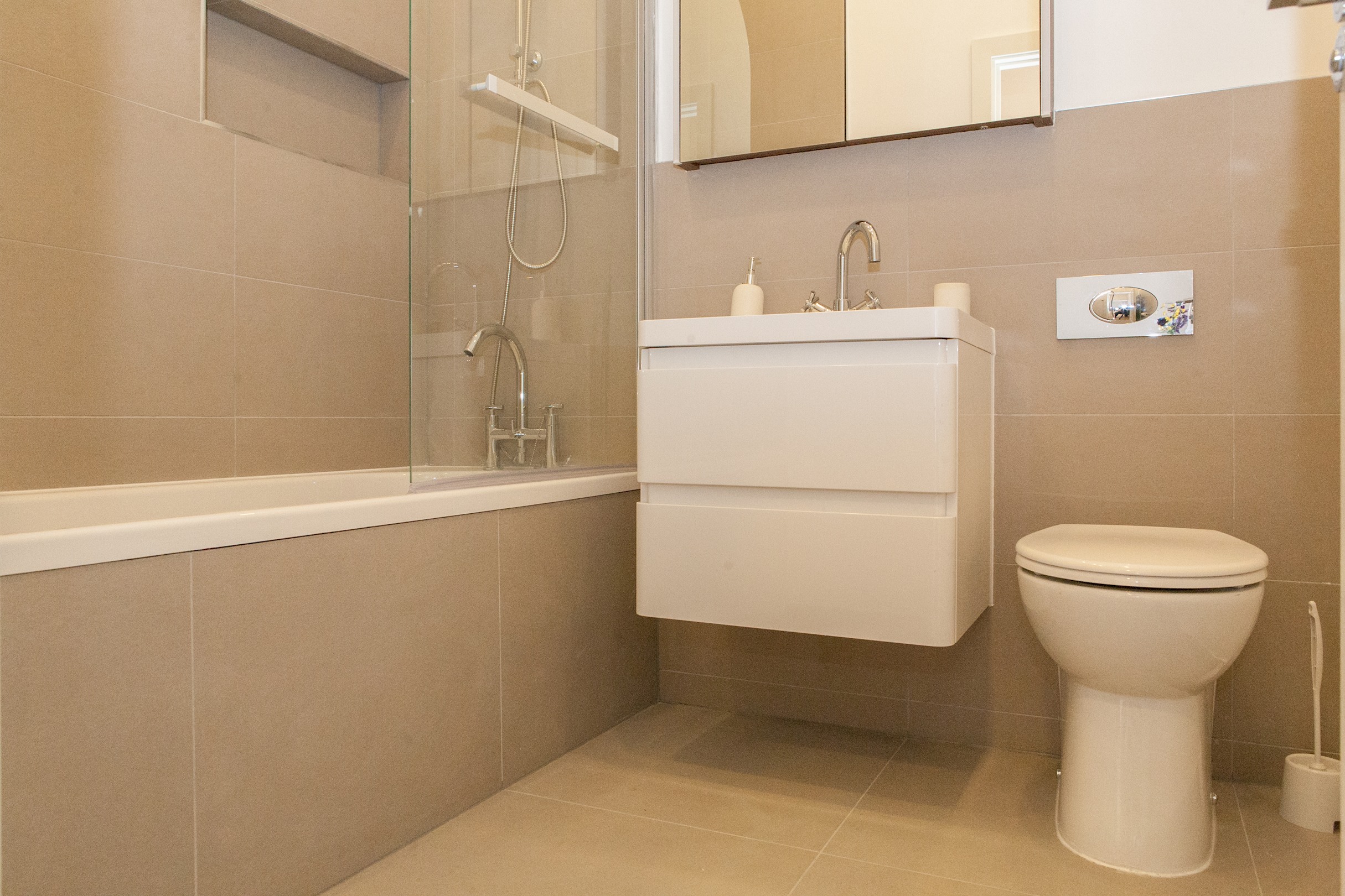 Beautiful 2 bed terrace flat close to Greenwich -  Pass the Keys in Flat 2, 70 Loampit Hill SE13 7SX - Property image 13 - VivreStays