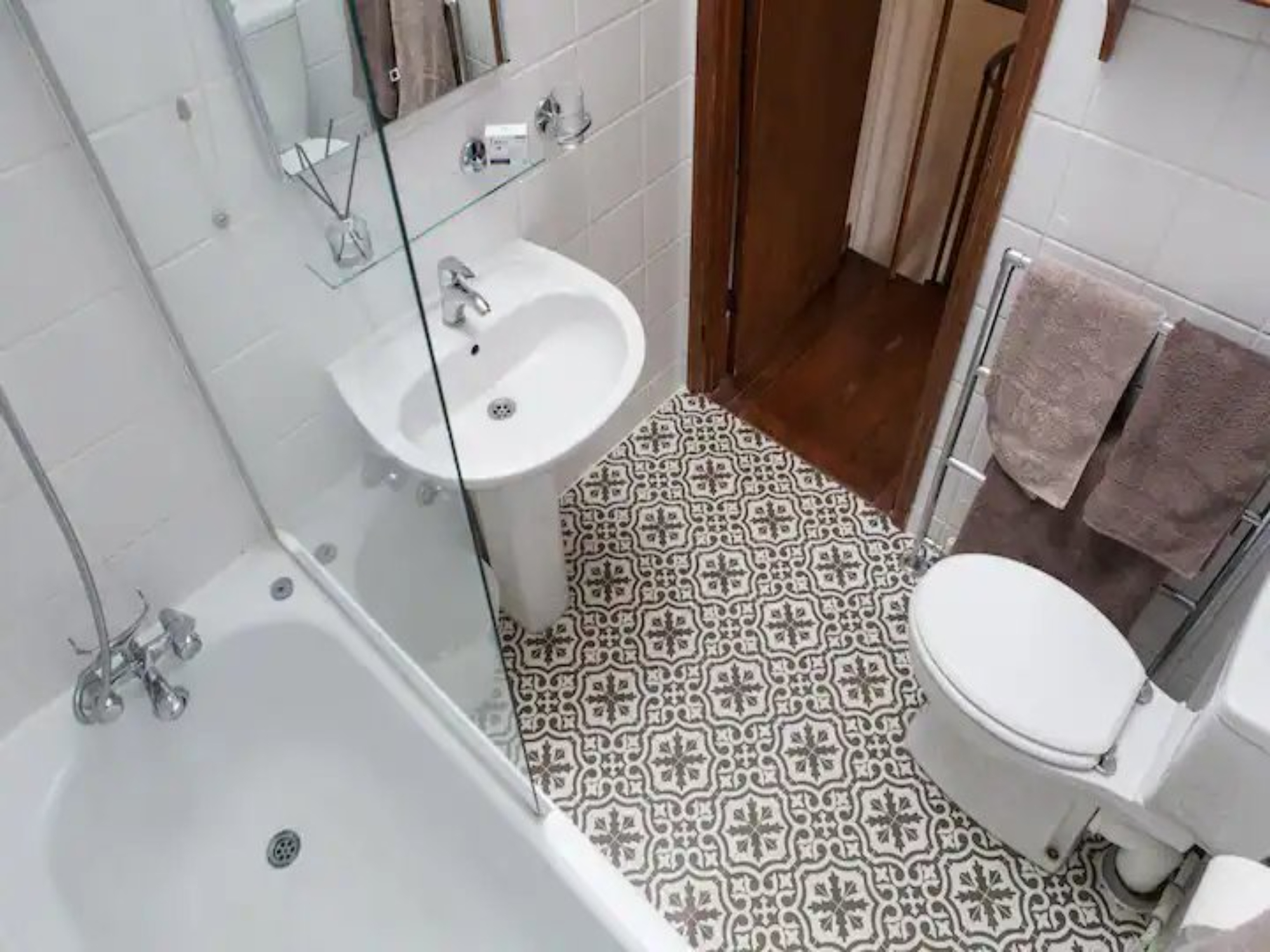 Mediterranean Garden Home - Pass the Keys in 94 Strathville Road SW18 4RB - Property image 29 - VivreStays