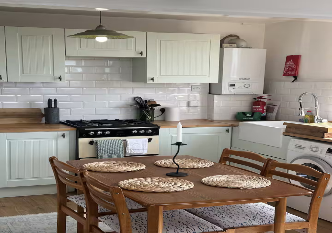 Stylish flat near London Bridge with balcony views - Pass the Keys in 59 Burwash House SE1 3RP - Property image 2 - VivreStays