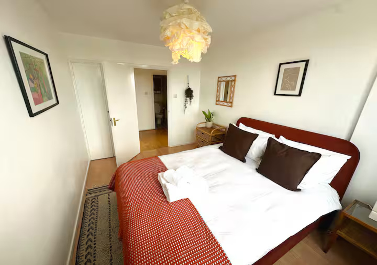 Stylish flat near London Bridge with balcony views - Pass the Keys in 59 Burwash House SE1 3RP - Property image 10 - VivreStays