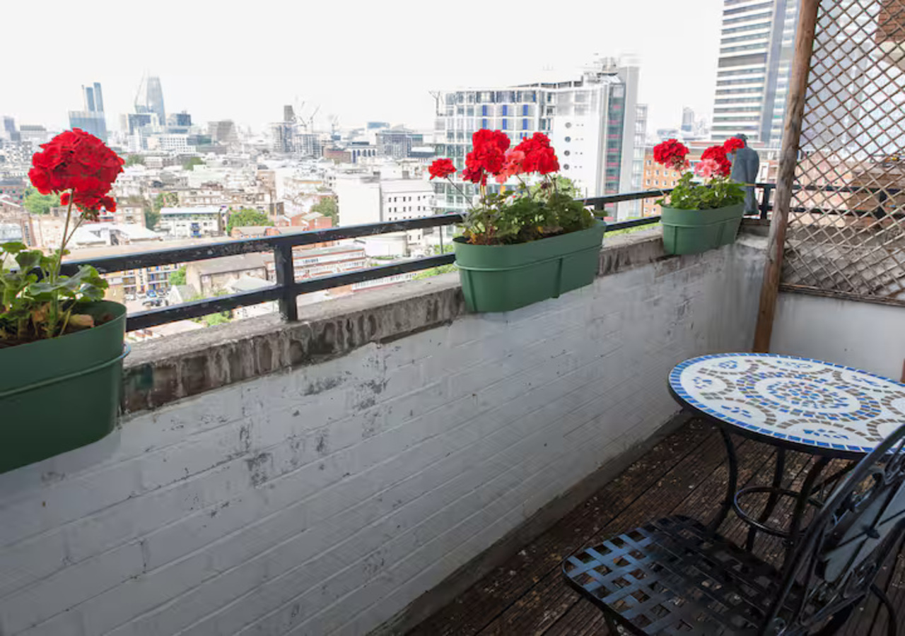 Stylish flat near London Bridge with balcony views - Pass the Keys in 59 Burwash House SE1 3RP - Property image 11 - VivreStays