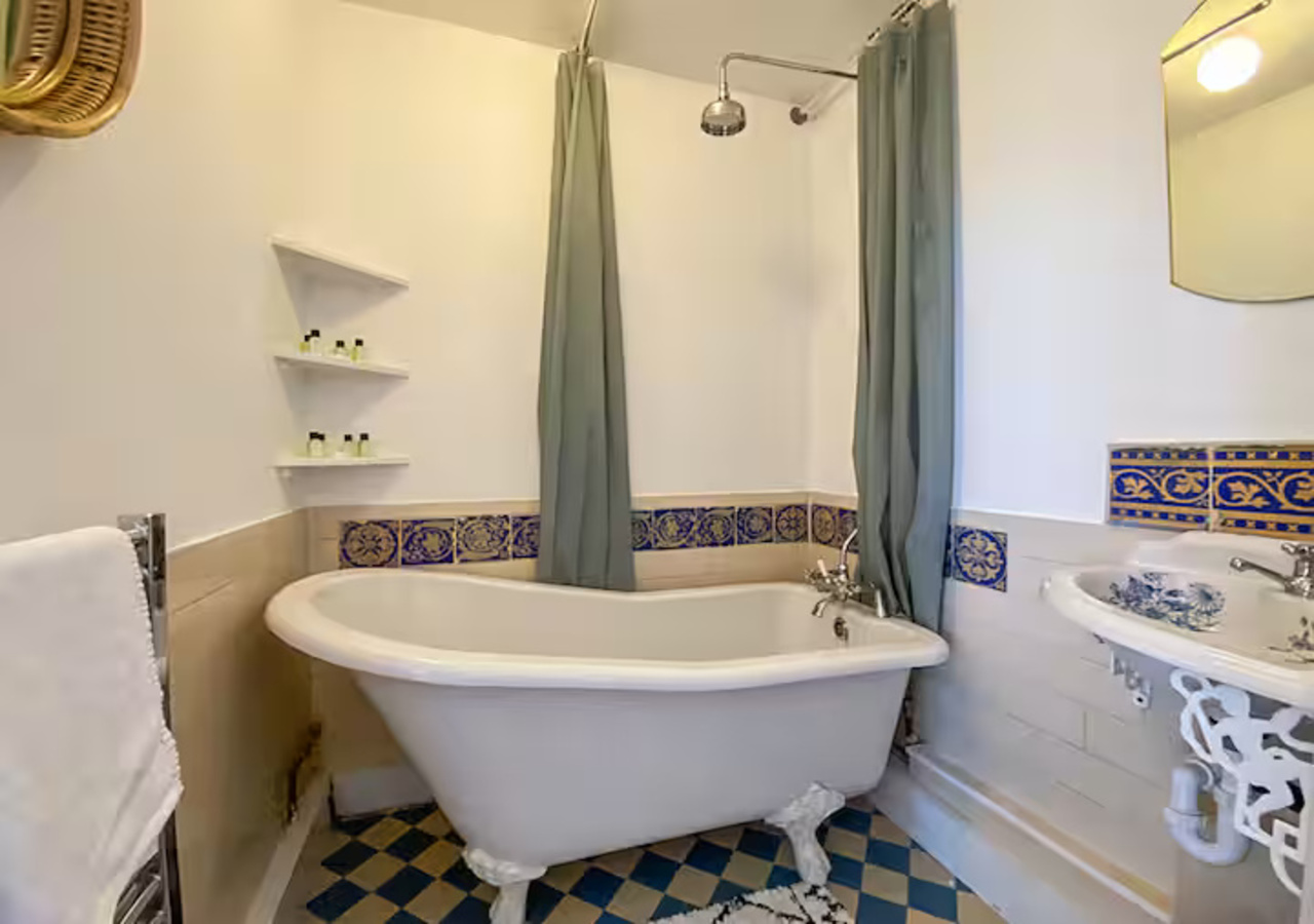 Stylish flat near London Bridge with balcony views - Pass the Keys in 59 Burwash House SE1 3RP - Property image 12 - VivreStays