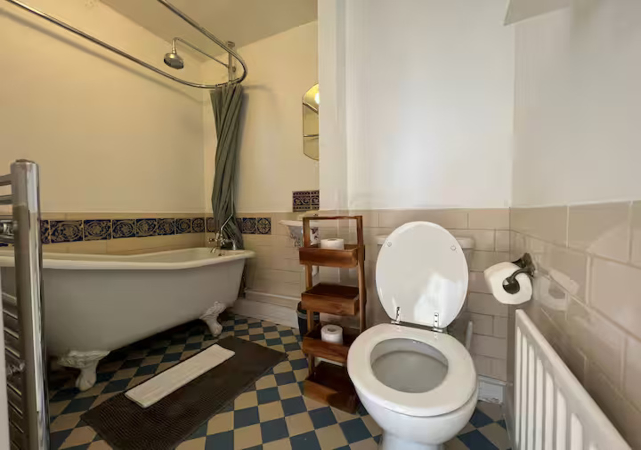 Stylish flat near London Bridge with balcony views - Pass the Keys in 59 Burwash House SE1 3RP - Property image 14 - VivreStays