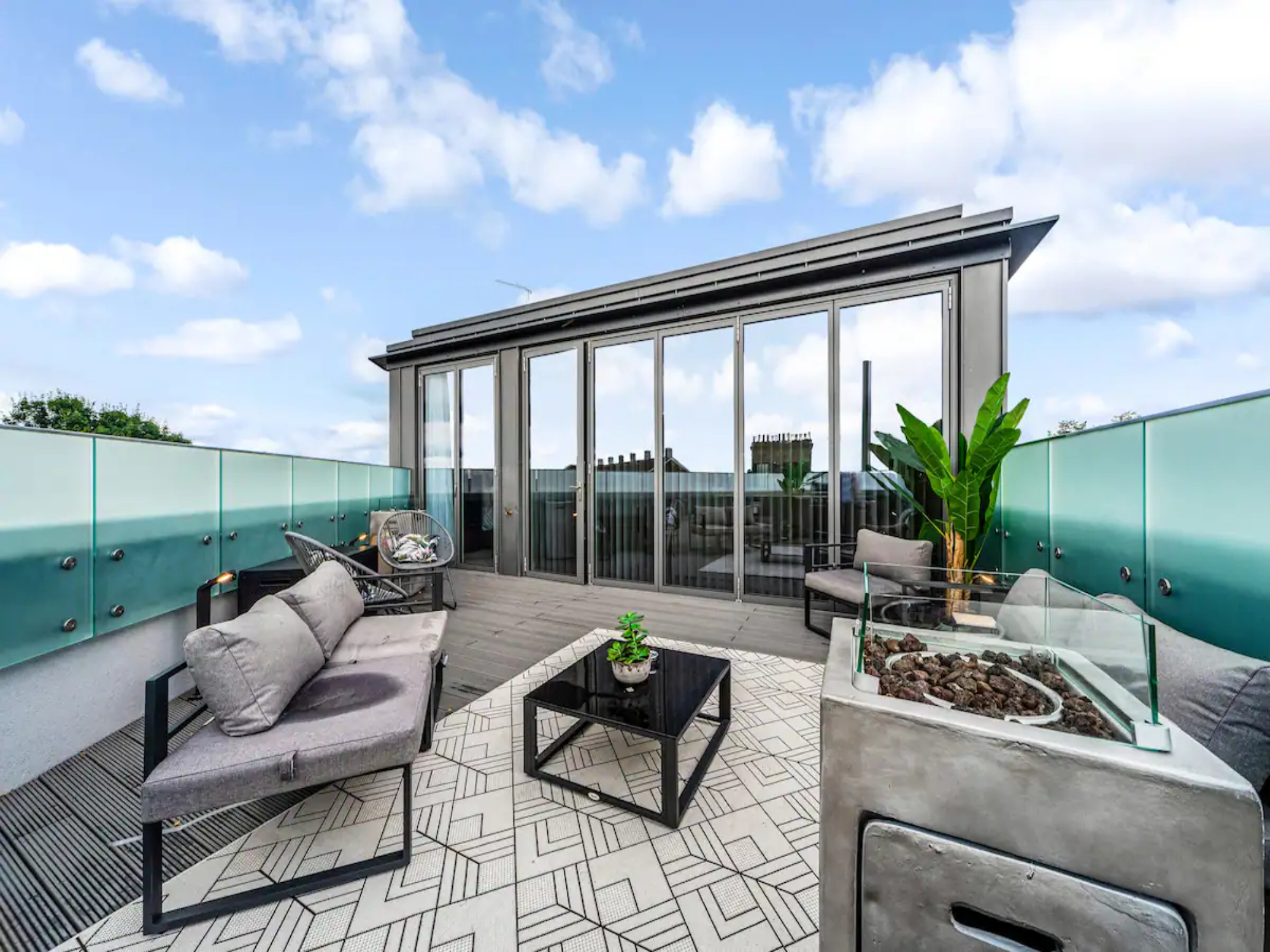 Contemporary Fulham Penthouse with Large Balcony - Pass the Keys in Flat 9 Hannell House, 26 Hannell Road, Fulham, London, SW6 7RB SW6 7RB - Property image 28 - VivreStays