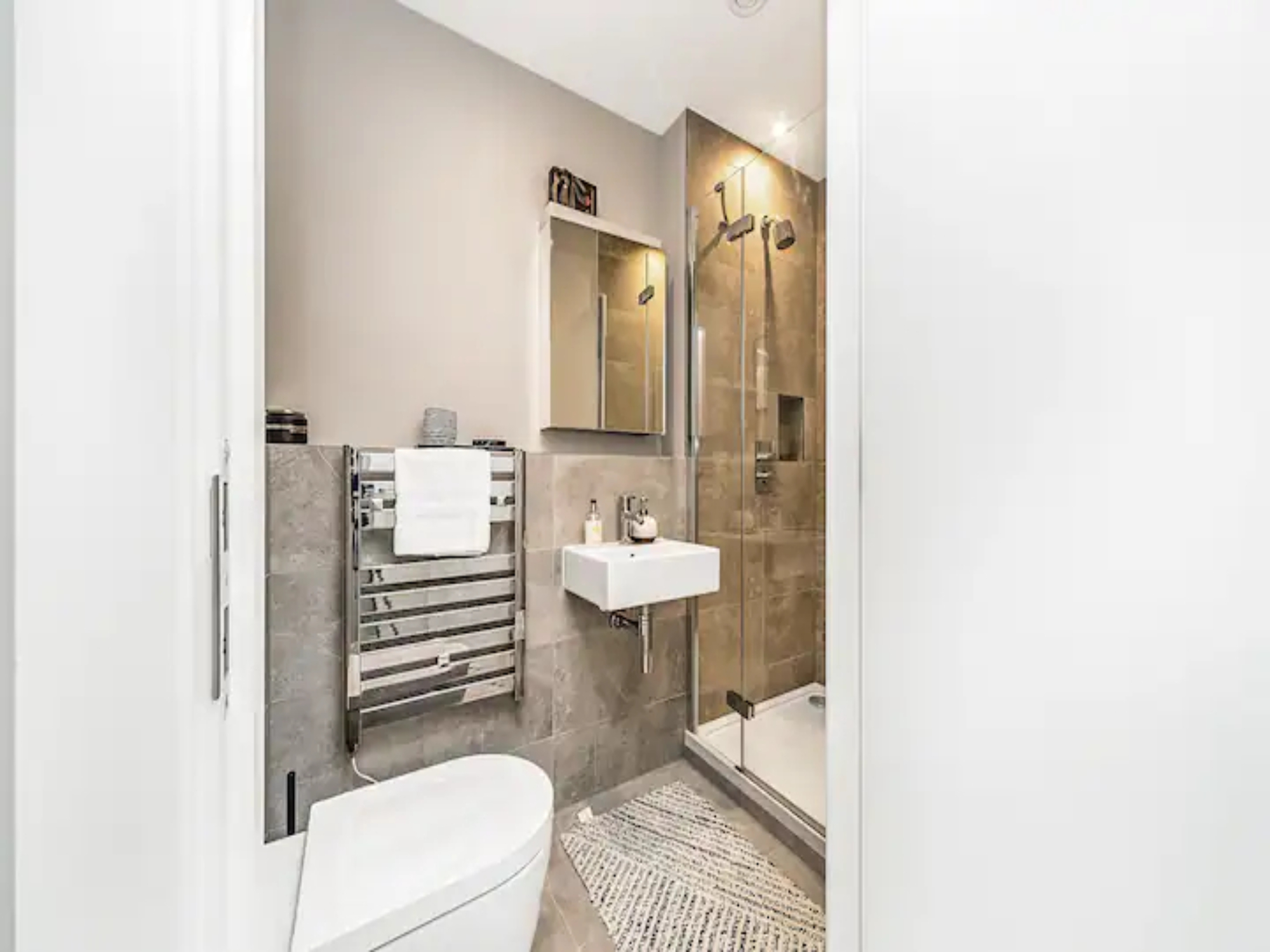 Contemporary Fulham Penthouse with Large Balcony - Pass the Keys in Flat 9 Hannell House, 26 Hannell Road, Fulham, London, SW6 7RB SW6 7RB - Property image 19 - VivreStays