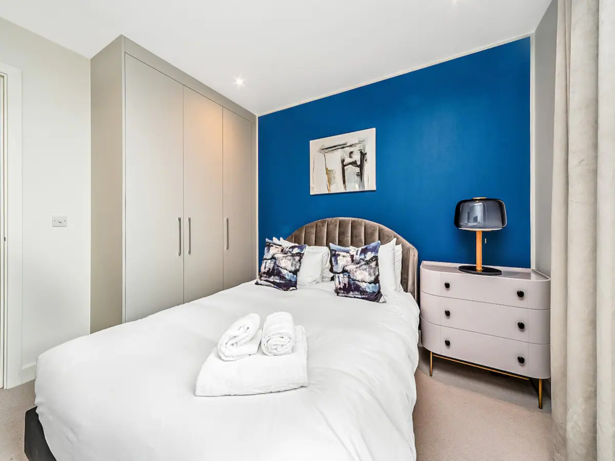 Contemporary Fulham Penthouse with Large Balcony - Pass the Keys in Flat 9 Hannell House, 26 Hannell Road, Fulham, London, SW6 7RB SW6 7RB - Property image 11 - VivreStays