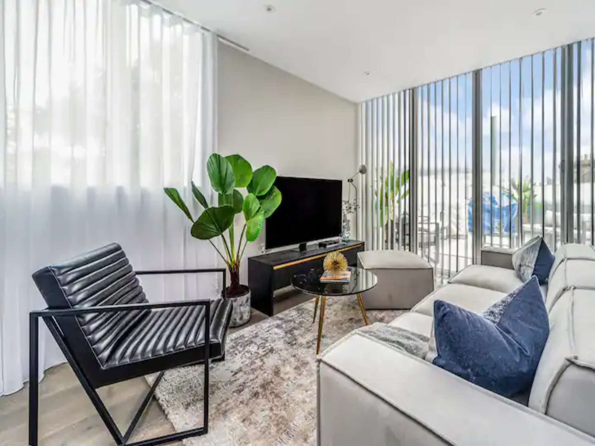 Contemporary Fulham Penthouse with Large Balcony - Pass the Keys in Flat 9 Hannell House, 26 Hannell Road, Fulham, London, SW6 7RB SW6 7RB - Property image 4 - VivreStays