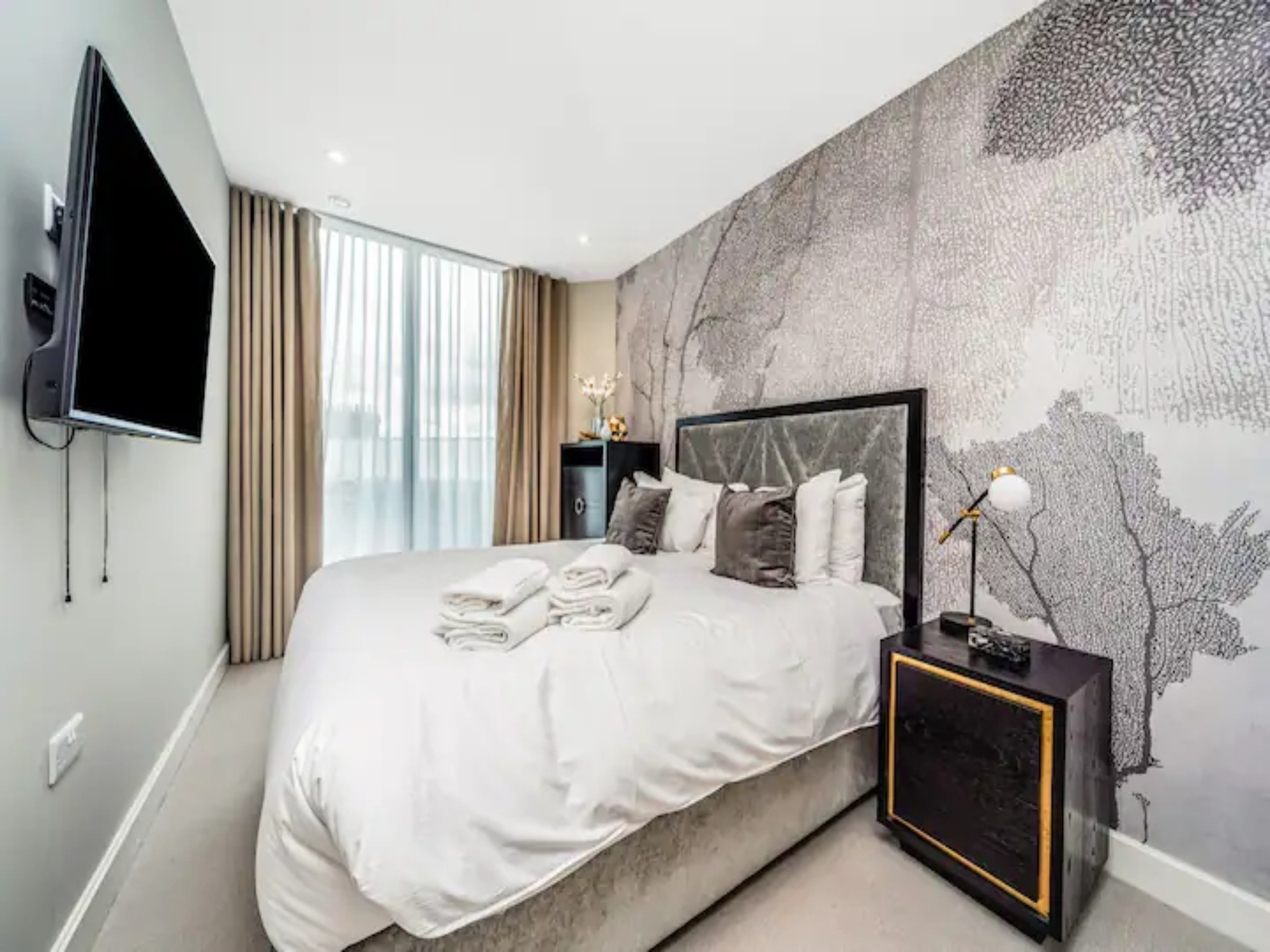 Contemporary Fulham Penthouse with Large Balcony - Pass the Keys in Flat 9 Hannell House, 26 Hannell Road, Fulham, London, SW6 7RB SW6 7RB - Property image 17 - VivreStays
