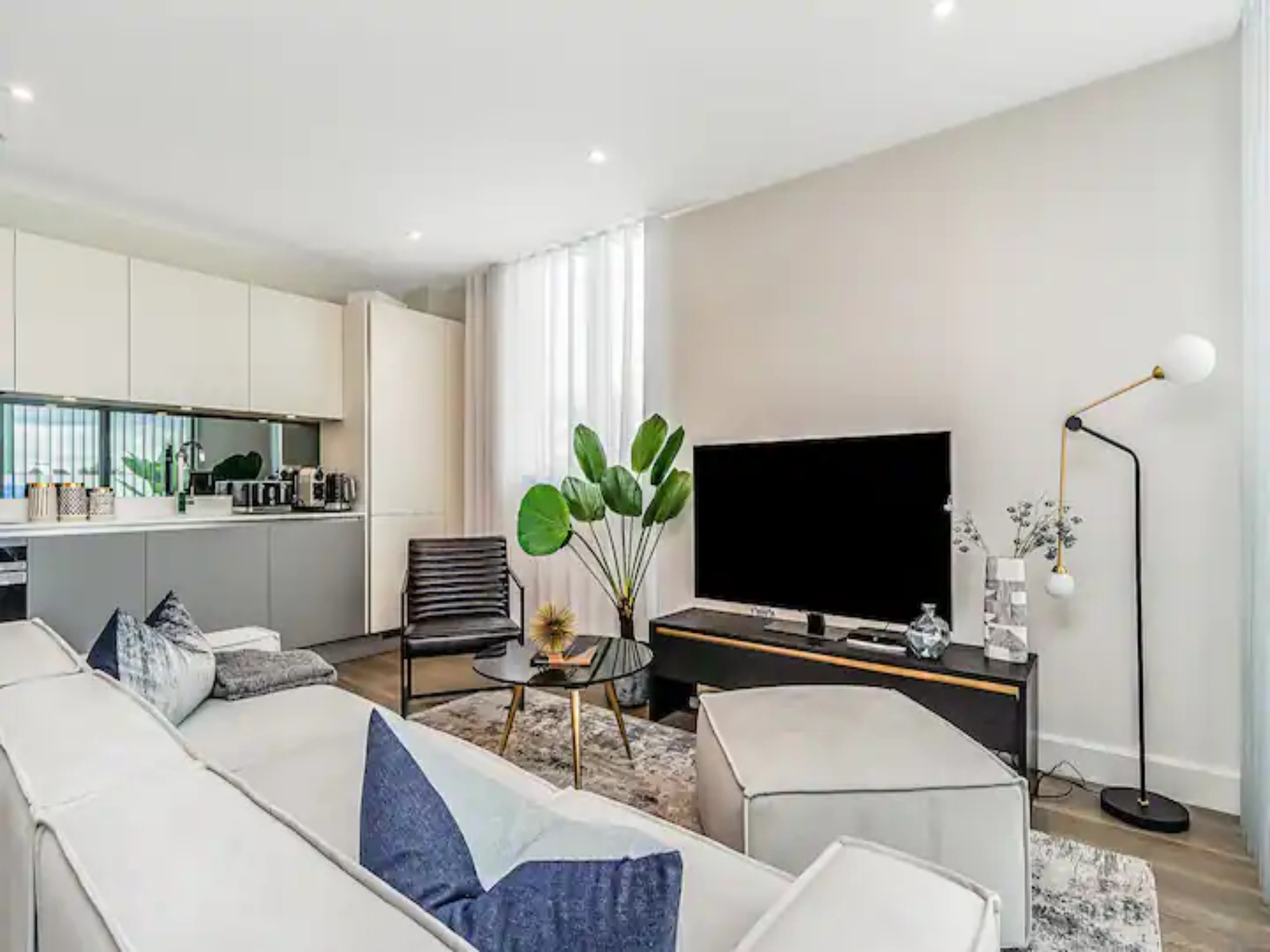 Contemporary Fulham Penthouse with Large Balcony - Pass the Keys in Flat 9 Hannell House, 26 Hannell Road, Fulham, London, SW6 7RB SW6 7RB - Property image 3 - VivreStays