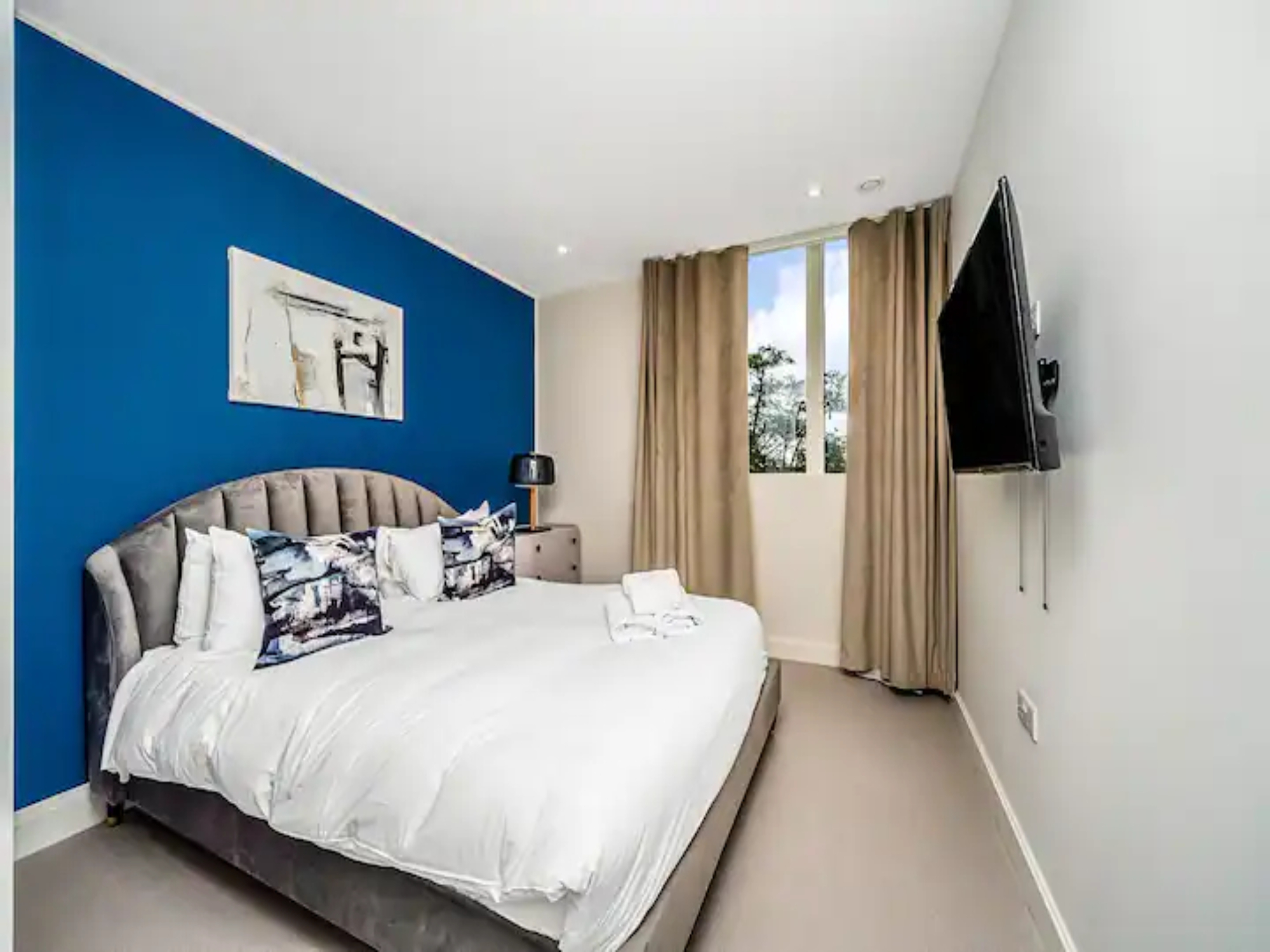 Contemporary Fulham Penthouse with Large Balcony - Pass the Keys in Flat 9 Hannell House, 26 Hannell Road, Fulham, London, SW6 7RB SW6 7RB - Property image 12 - VivreStays