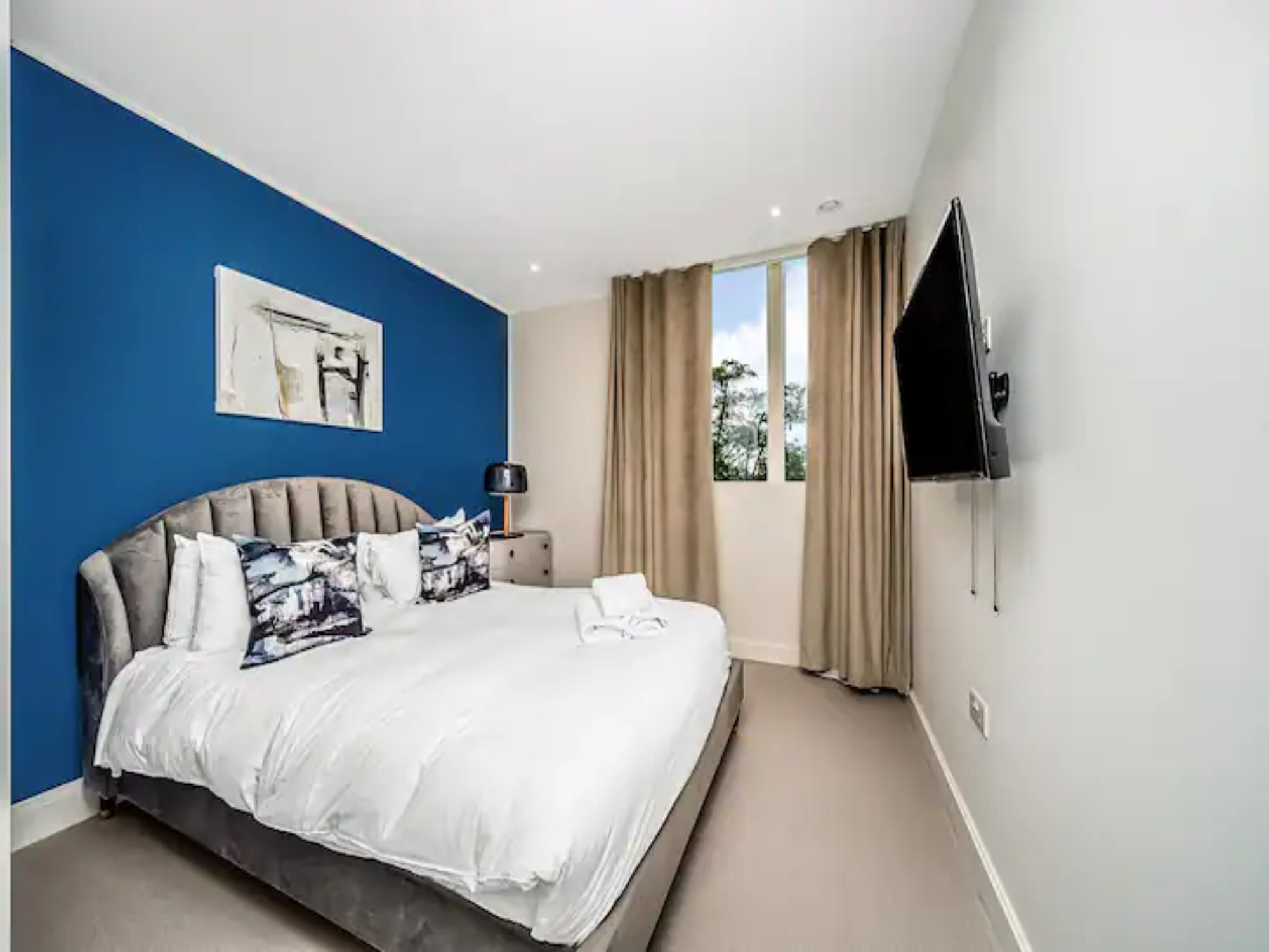 Contemporary Fulham Penthouse with Large Balcony - Pass the Keys in Flat 9 Hannell House, 26 Hannell Road, Fulham, London, SW6 7RB SW6 7RB - Property image 13 - VivreStays