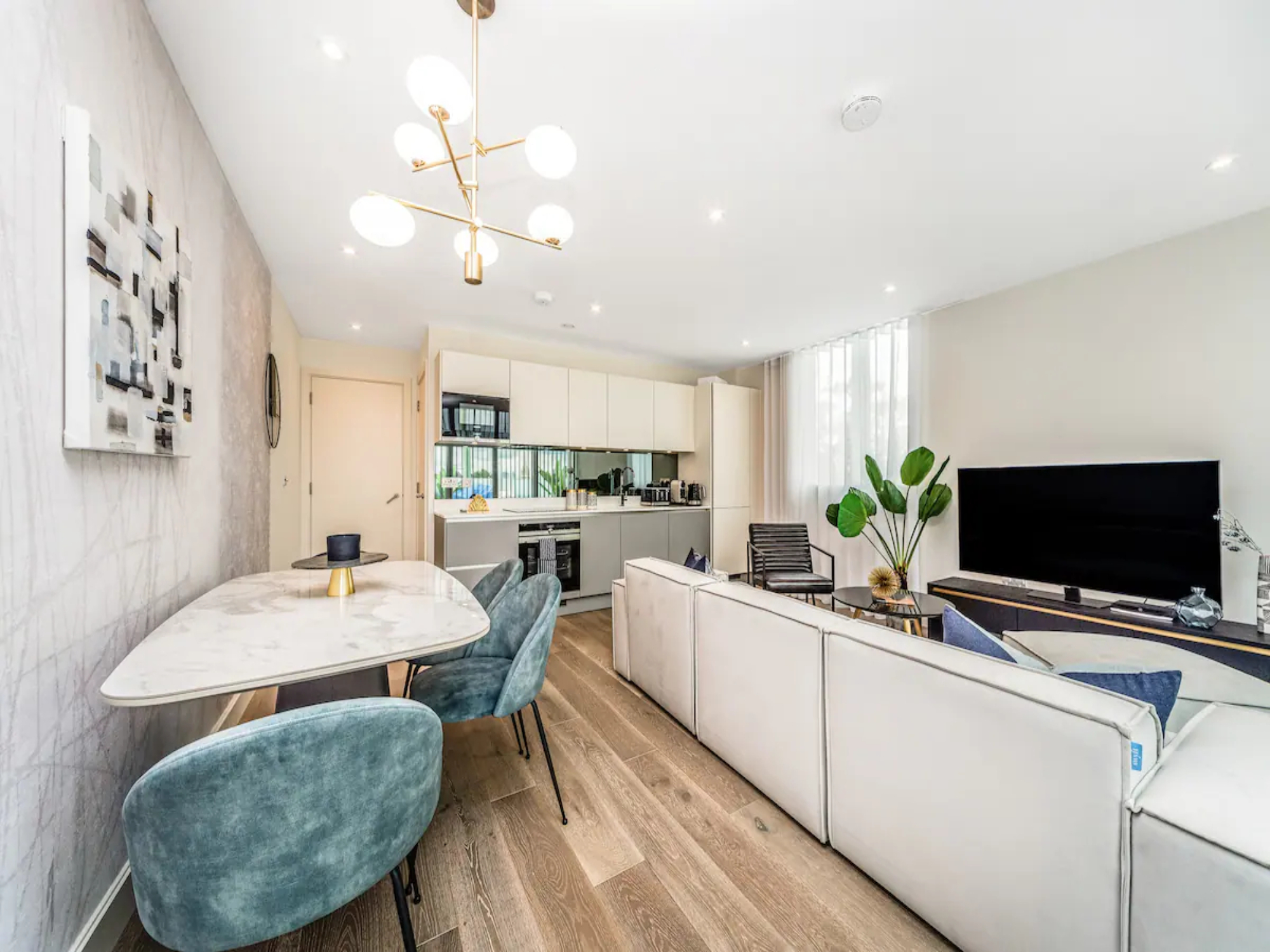 Contemporary Fulham Penthouse with Large Balcony - Pass the Keys in Flat 9 Hannell House, 26 Hannell Road, Fulham, London, SW6 7RB SW6 7RB - Property image 10 - VivreStays