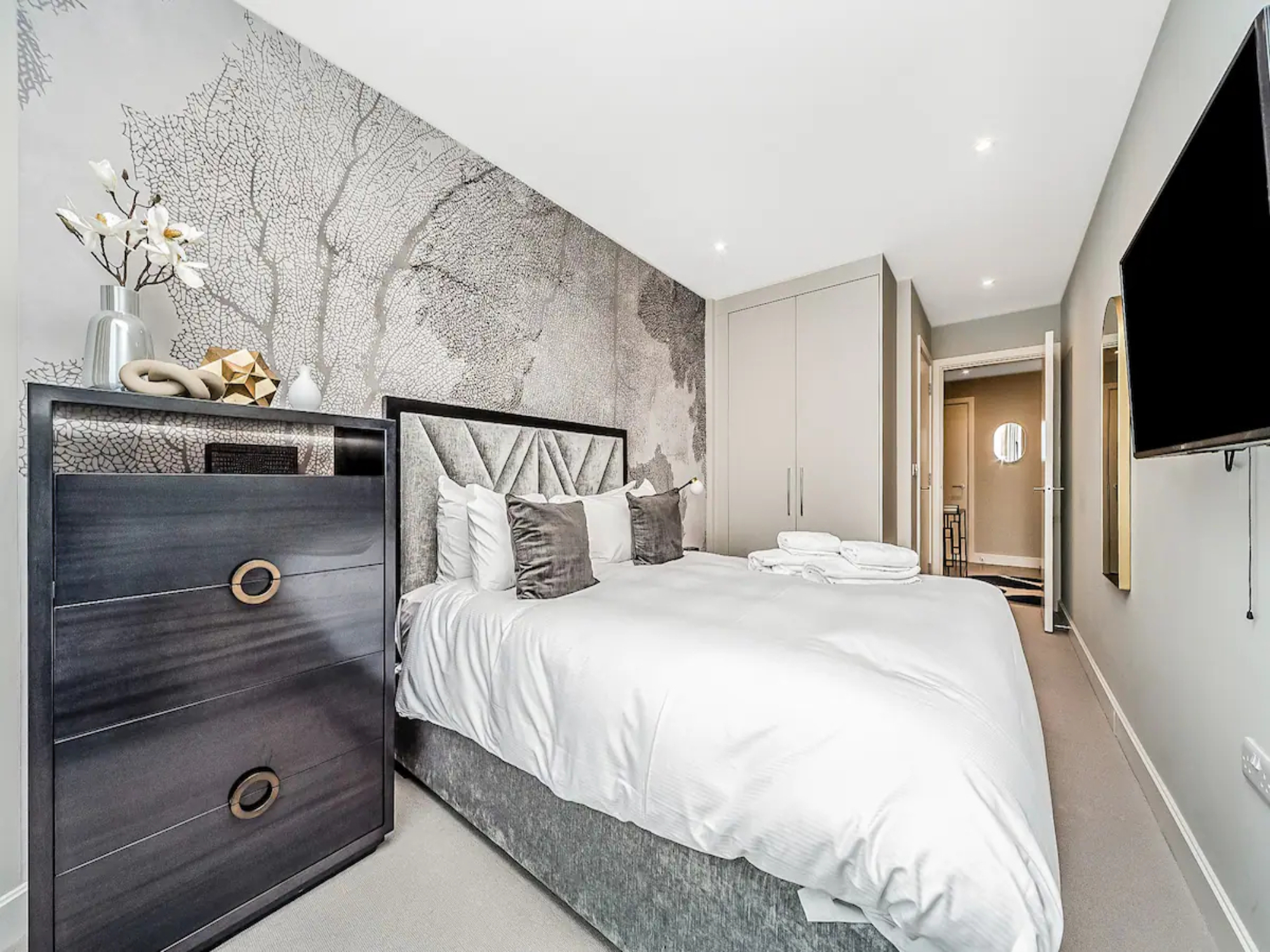 Contemporary Fulham Penthouse with Large Balcony - Pass the Keys in Flat 9 Hannell House, 26 Hannell Road, Fulham, London, SW6 7RB SW6 7RB - Property image 16 - VivreStays