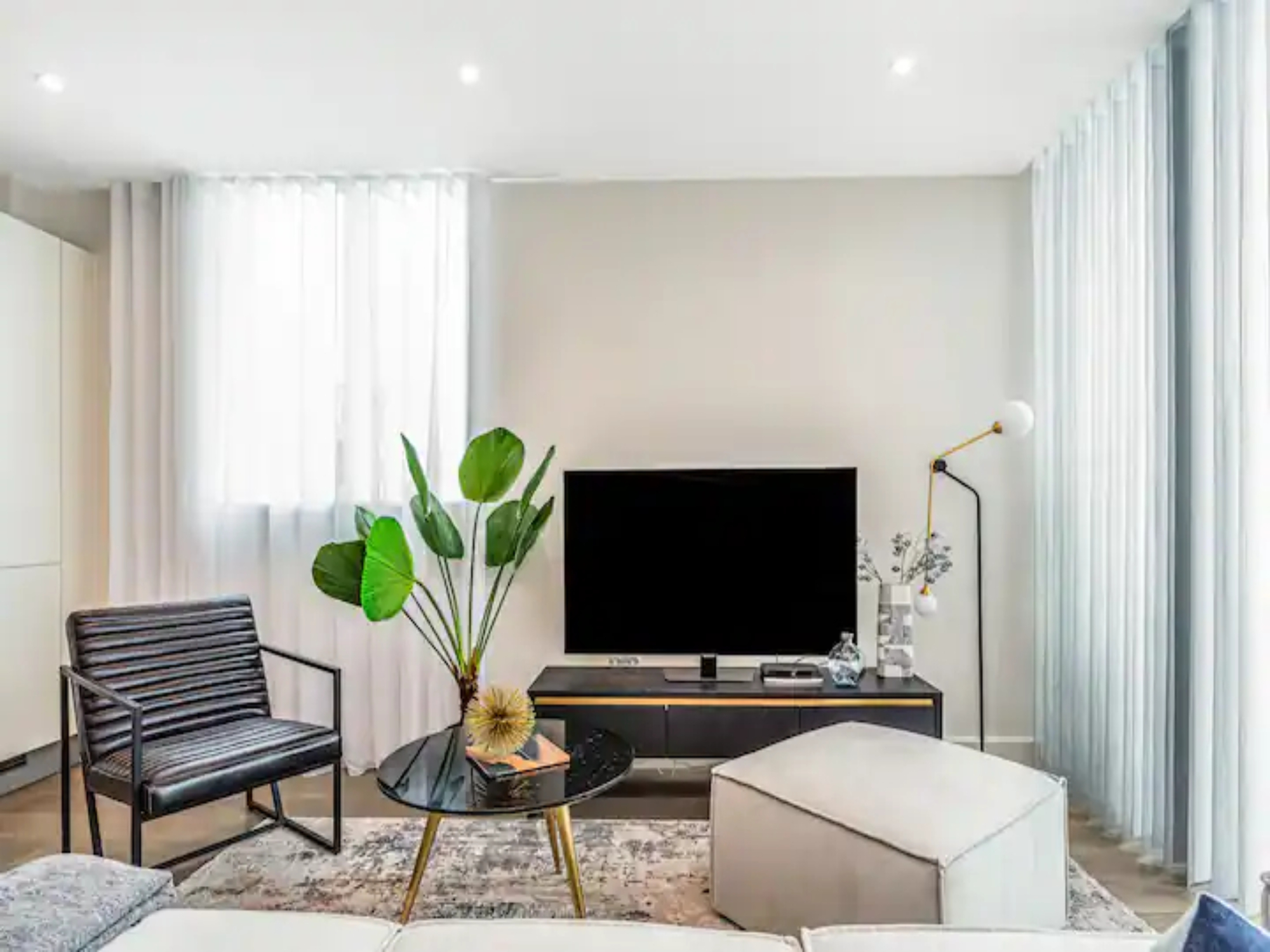 Contemporary Fulham Penthouse with Large Balcony - Pass the Keys in Flat 9 Hannell House, 26 Hannell Road, Fulham, London, SW6 7RB SW6 7RB - Property image 5 - VivreStays