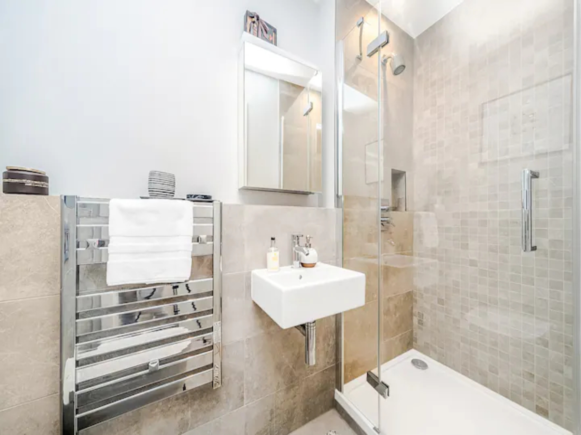 Contemporary Fulham Penthouse with Large Balcony - Pass the Keys in Flat 9 Hannell House, 26 Hannell Road, Fulham, London, SW6 7RB SW6 7RB - Property image 20 - VivreStays