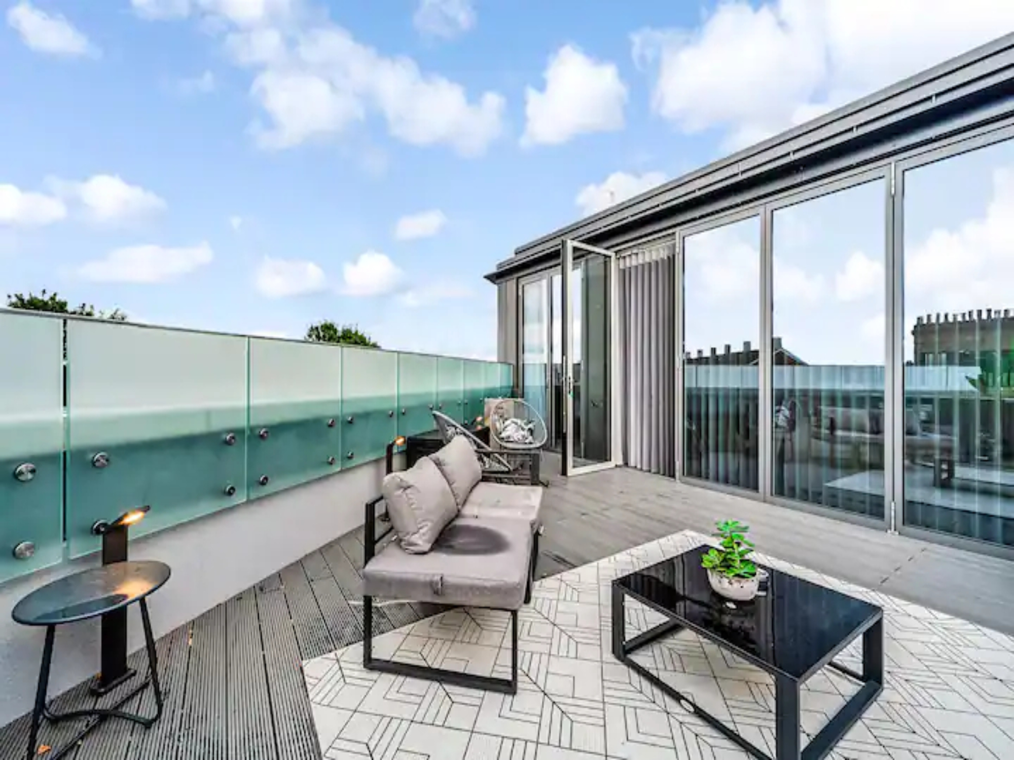 Contemporary Fulham Penthouse with Large Balcony - Pass the Keys in Flat 9 Hannell House, 26 Hannell Road, Fulham, London, SW6 7RB SW6 7RB - Property image 27 - VivreStays