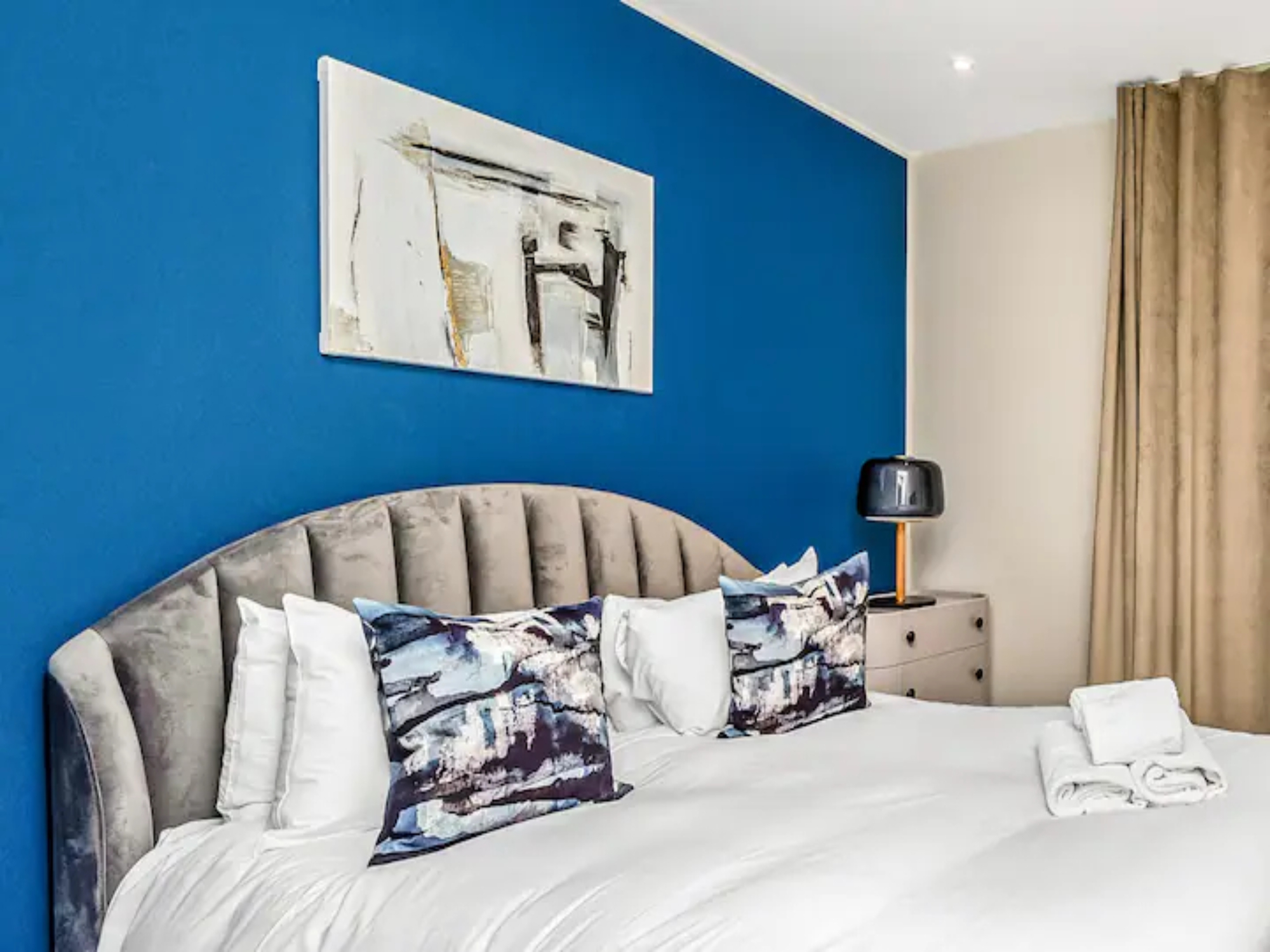 Contemporary Fulham Penthouse with Large Balcony - Pass the Keys in Flat 9 Hannell House, 26 Hannell Road, Fulham, London, SW6 7RB SW6 7RB - Property image 15 - VivreStays