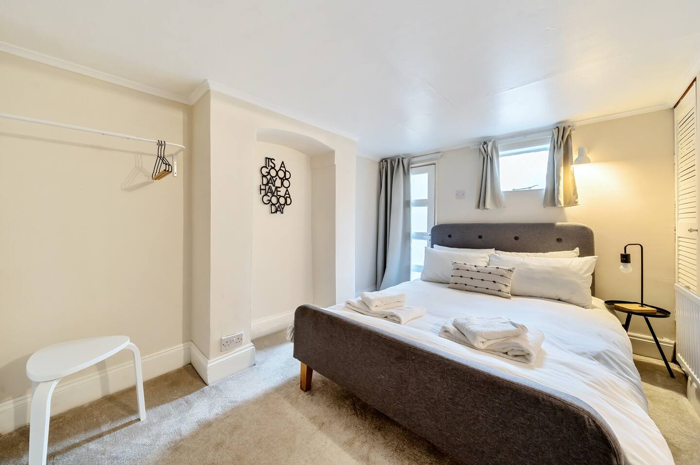 View Lovely Apartment - Central Oxford - Pass the Keys in Basement Flat, 65 Hurst Street, OX4 1HA ox4 1HA Lovely Apartment - Central Oxford - Pass the Keys in Basement Flat, 65 Hurst Street, OX4 1HA ox4 1HA - Property image 2 - VivreStays