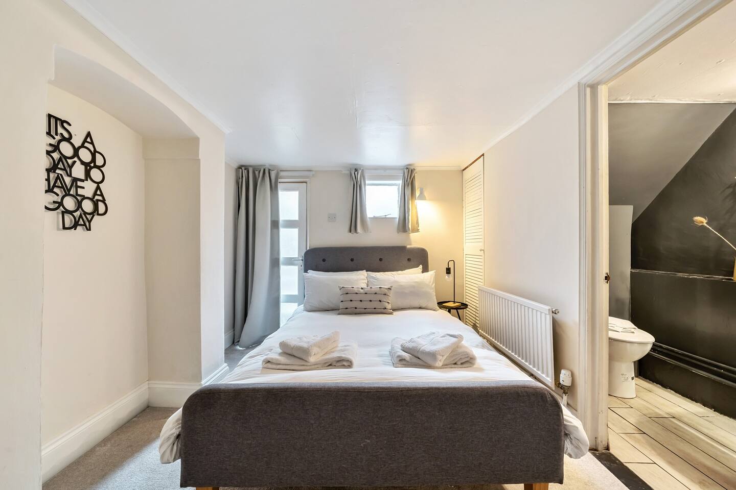 View Lovely Apartment - Central Oxford - Pass the Keys in Basement Flat, 65 Hurst Street, OX4 1HA ox4 1HA Lovely Apartment - Central Oxford - Pass the Keys in Basement Flat, 65 Hurst Street, OX4 1HA ox4 1HA - Property image 3 - VivreStays