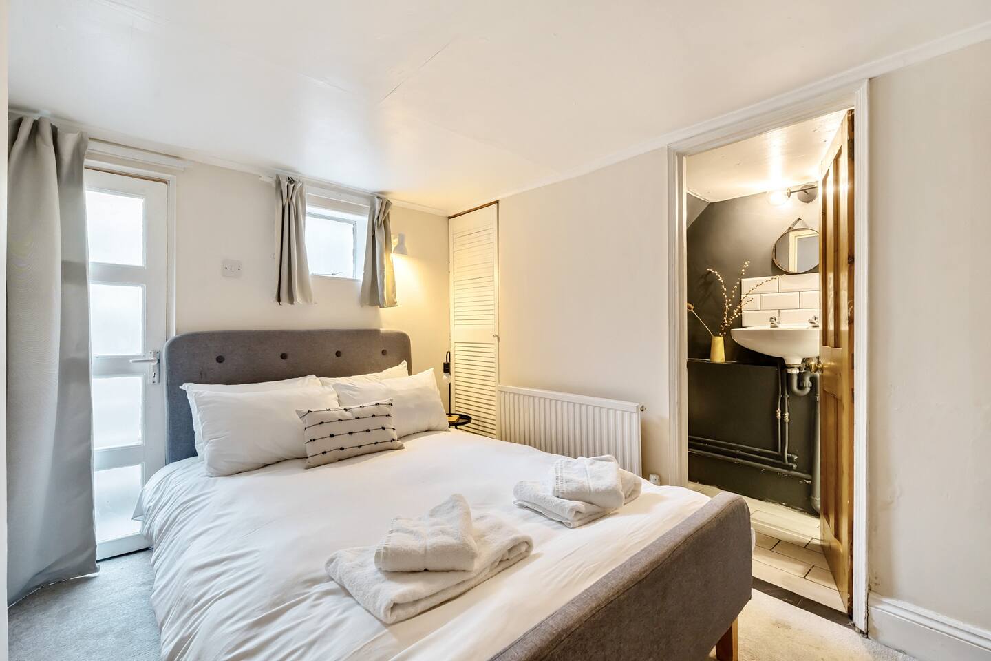 View Lovely Apartment - Central Oxford - Pass the Keys in Basement Flat, 65 Hurst Street, OX4 1HA ox4 1HA Lovely Apartment - Central Oxford - Pass the Keys in Basement Flat, 65 Hurst Street, OX4 1HA ox4 1HA - Property image 4 - VivreStays