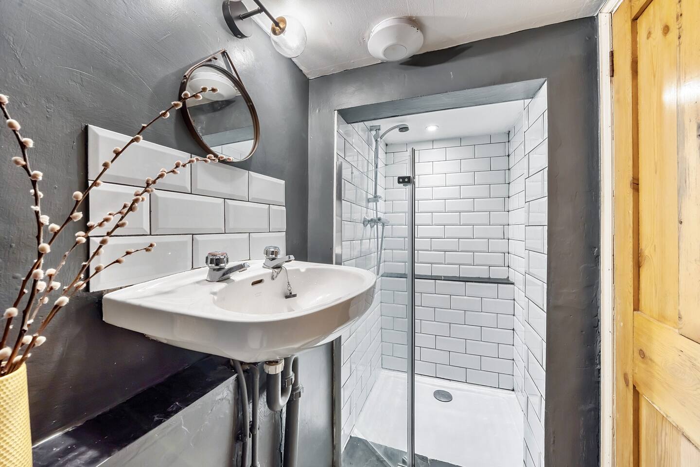 View Lovely Apartment - Central Oxford - Pass the Keys in Basement Flat, 65 Hurst Street, OX4 1HA ox4 1HA Lovely Apartment - Central Oxford - Pass the Keys in Basement Flat, 65 Hurst Street, OX4 1HA ox4 1HA - Property image 5 - VivreStays