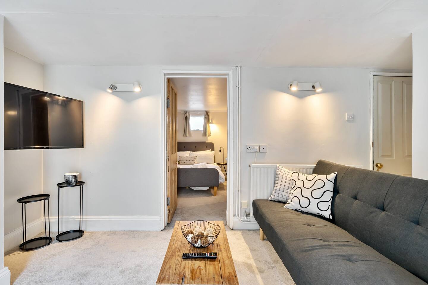 View Lovely Apartment - Central Oxford - Pass the Keys in Basement Flat, 65 Hurst Street, OX4 1HA ox4 1HA Lovely Apartment - Central Oxford - Pass the Keys in Basement Flat, 65 Hurst Street, OX4 1HA ox4 1HA - Property image 6 - VivreStays