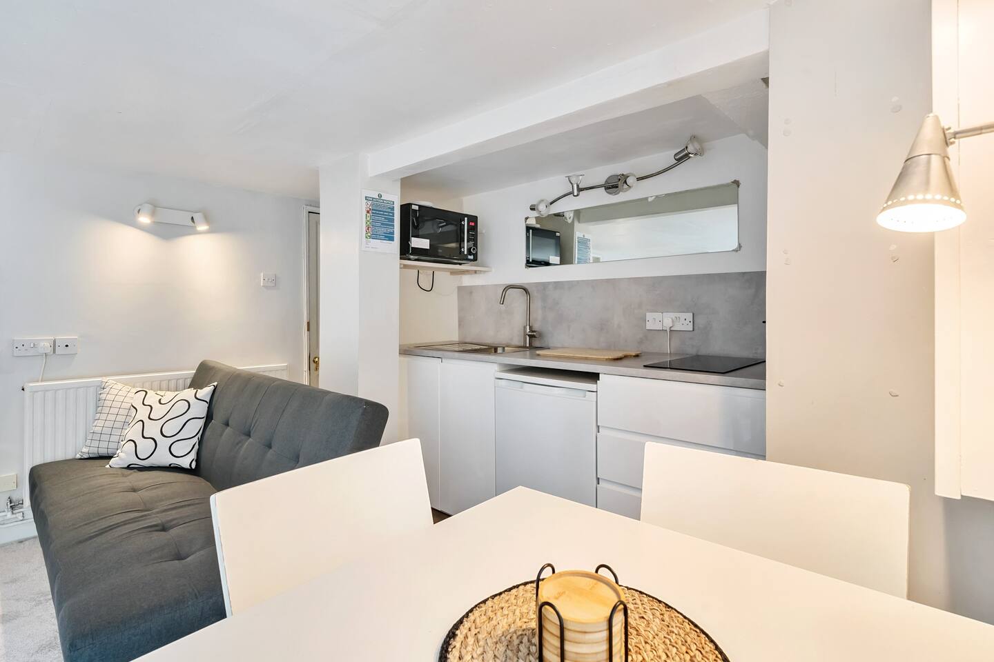 View Lovely Apartment - Central Oxford - Pass the Keys in Basement Flat, 65 Hurst Street, OX4 1HA ox4 1HA Lovely Apartment - Central Oxford - Pass the Keys in Basement Flat, 65 Hurst Street, OX4 1HA ox4 1HA - Property image 8 - VivreStays