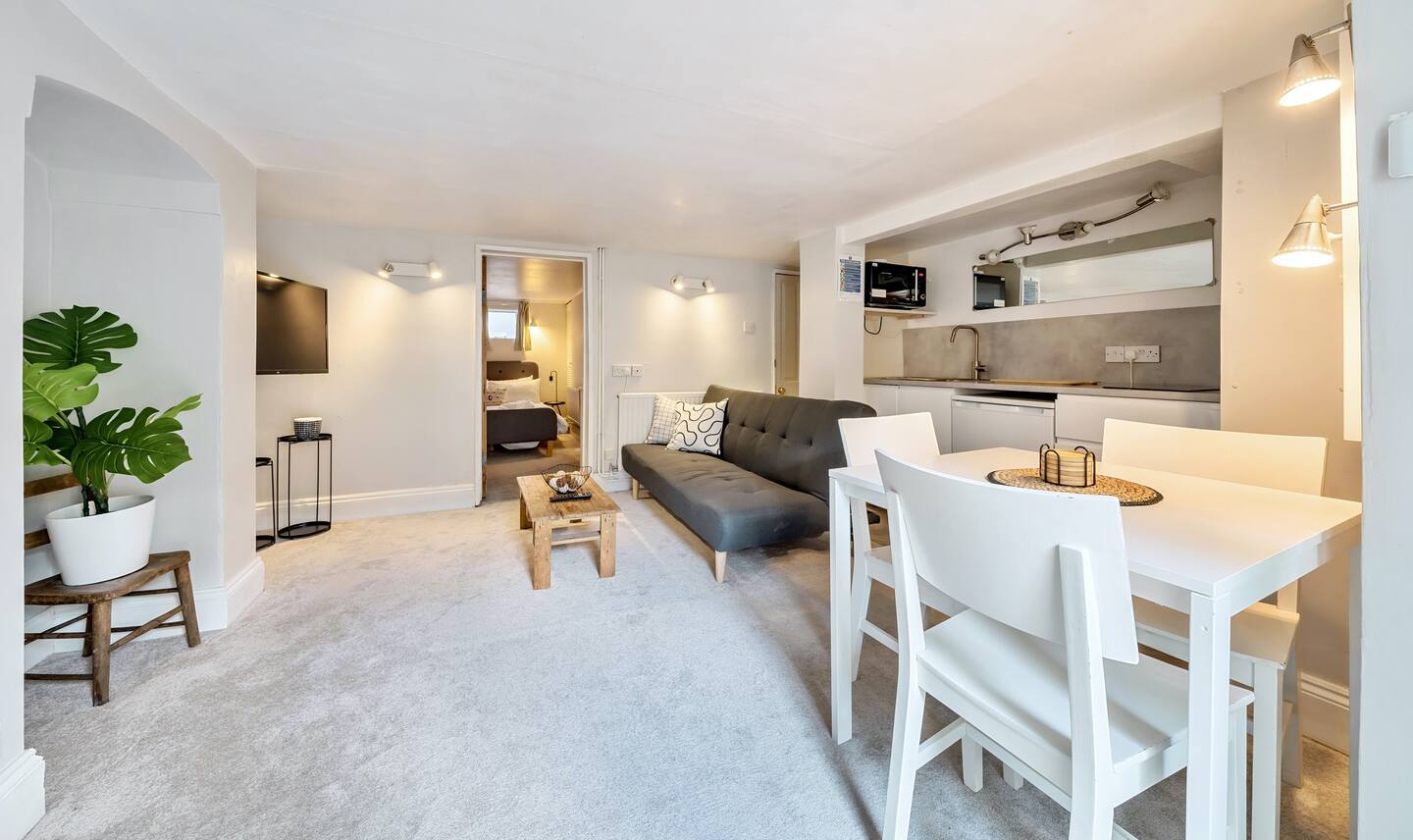 View Lovely Apartment - Central Oxford - Pass the Keys in Basement Flat, 65 Hurst Street, OX4 1HA ox4 1HA Lovely Apartment - Central Oxford - Pass the Keys in Basement Flat, 65 Hurst Street, OX4 1HA ox4 1HA - Property image 9 - VivreStays