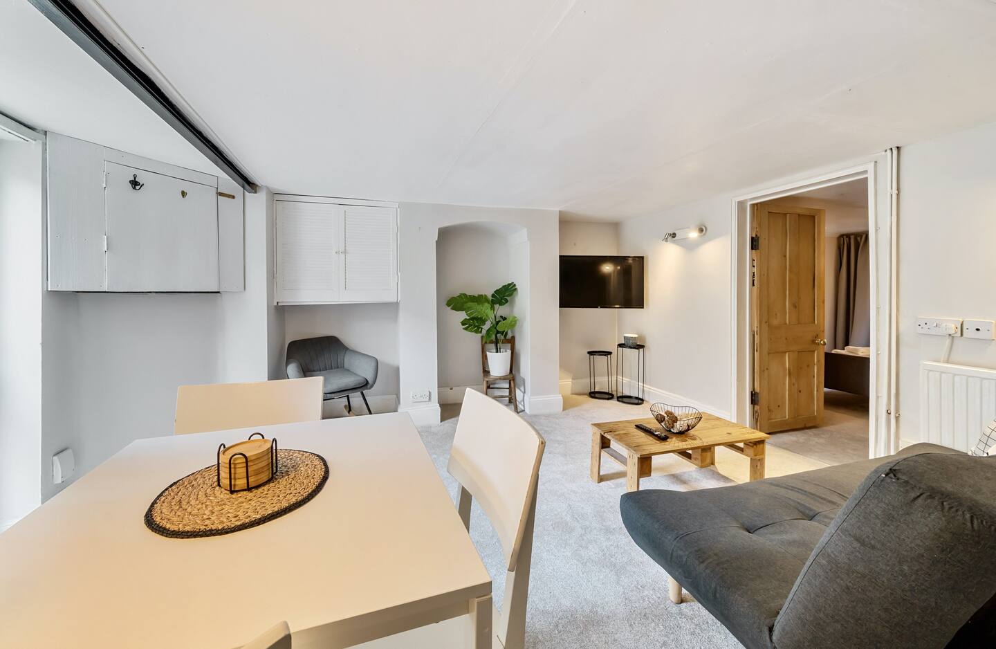 View Lovely Apartment - Central Oxford - Pass the Keys in Basement Flat, 65 Hurst Street, OX4 1HA ox4 1HA Lovely Apartment - Central Oxford - Pass the Keys in Basement Flat, 65 Hurst Street, OX4 1HA ox4 1HA - Property image 12 - VivreStays