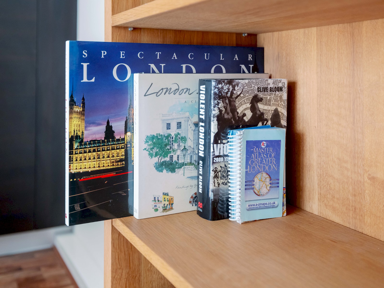 View Stylish Retreat | Walk to Barbican & St. Paul’s - Pass the Keys in Flat 10, 1 Lamb's Passage, EC1Y 8AB EC1Y 8AB Stylish Retreat | Walk to Barbican & St. Paul’s - Pass the Keys in Flat 10, 1 Lamb's Passage, EC1Y 8AB EC1Y 8AB - Property image 18 - VivreStays