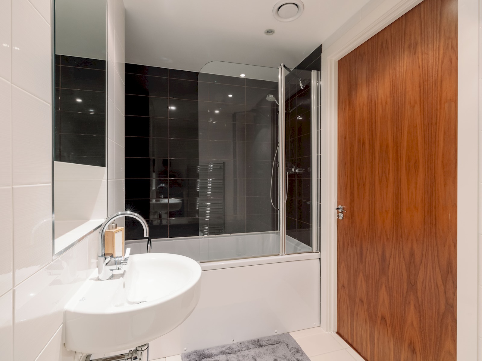 View Stylish Retreat | Walk to Barbican & St. Paul’s - Pass the Keys in Flat 10, 1 Lamb's Passage, EC1Y 8AB EC1Y 8AB Stylish Retreat | Walk to Barbican & St. Paul’s - Pass the Keys in Flat 10, 1 Lamb's Passage, EC1Y 8AB EC1Y 8AB - Property image 26 - VivreStays