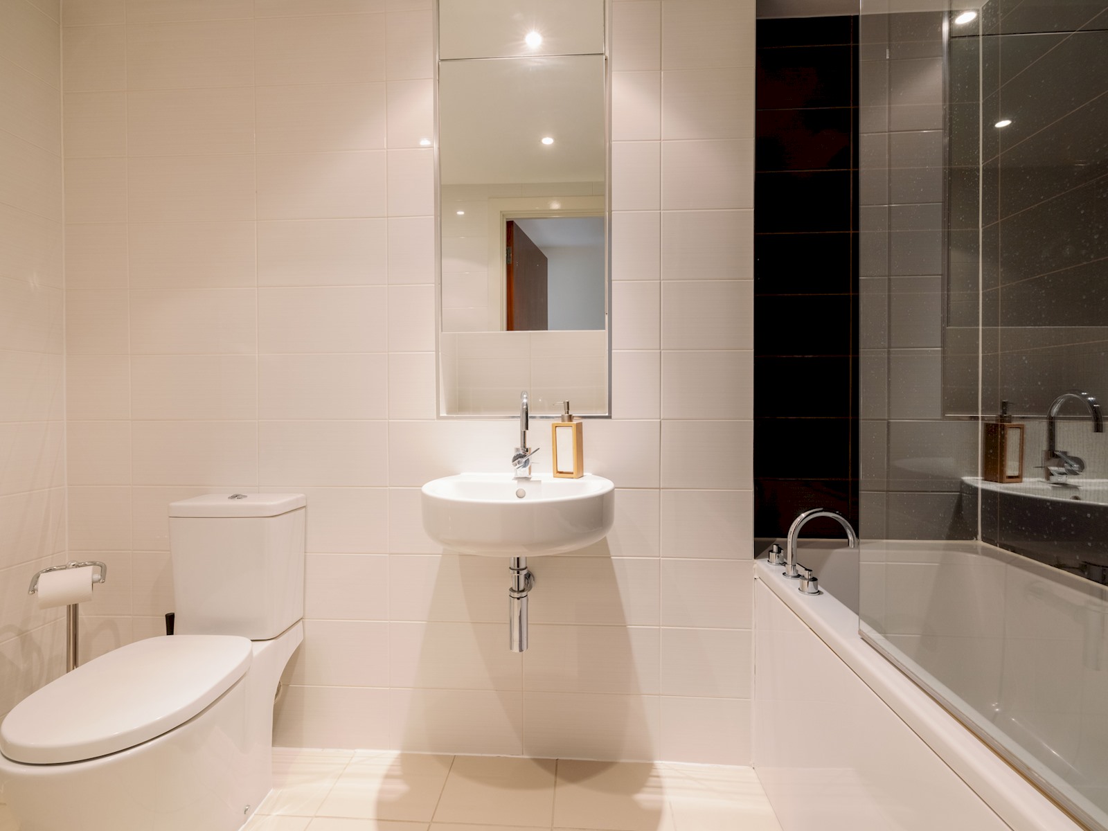 View Stylish Retreat | Walk to Barbican & St. Paul’s - Pass the Keys in Flat 10, 1 Lamb's Passage, EC1Y 8AB EC1Y 8AB Stylish Retreat | Walk to Barbican & St. Paul’s - Pass the Keys in Flat 10, 1 Lamb's Passage, EC1Y 8AB EC1Y 8AB - Property image 27 - VivreStays