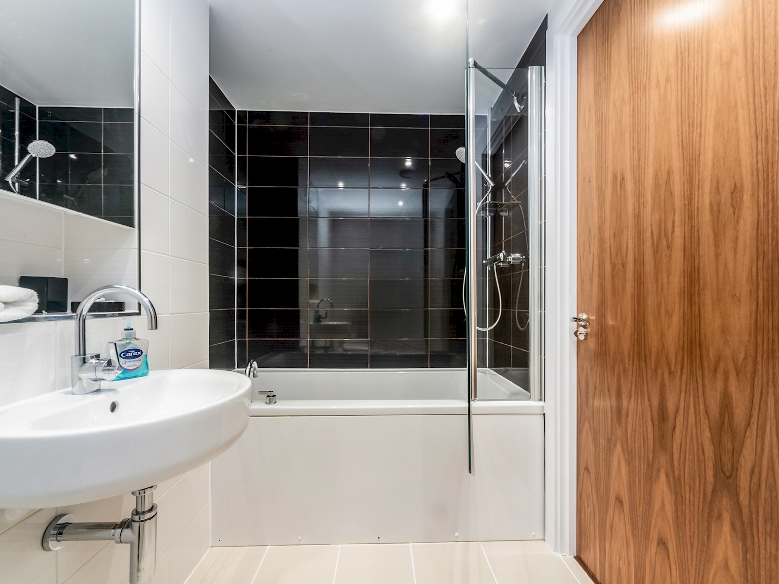 View Stylish Retreat | Walk to Barbican & St. Paul’s - Pass the Keys in Flat 10, 1 Lamb's Passage, EC1Y 8AB EC1Y 8AB Stylish Retreat | Walk to Barbican & St. Paul’s - Pass the Keys in Flat 10, 1 Lamb's Passage, EC1Y 8AB EC1Y 8AB - Property image 40 - VivreStays