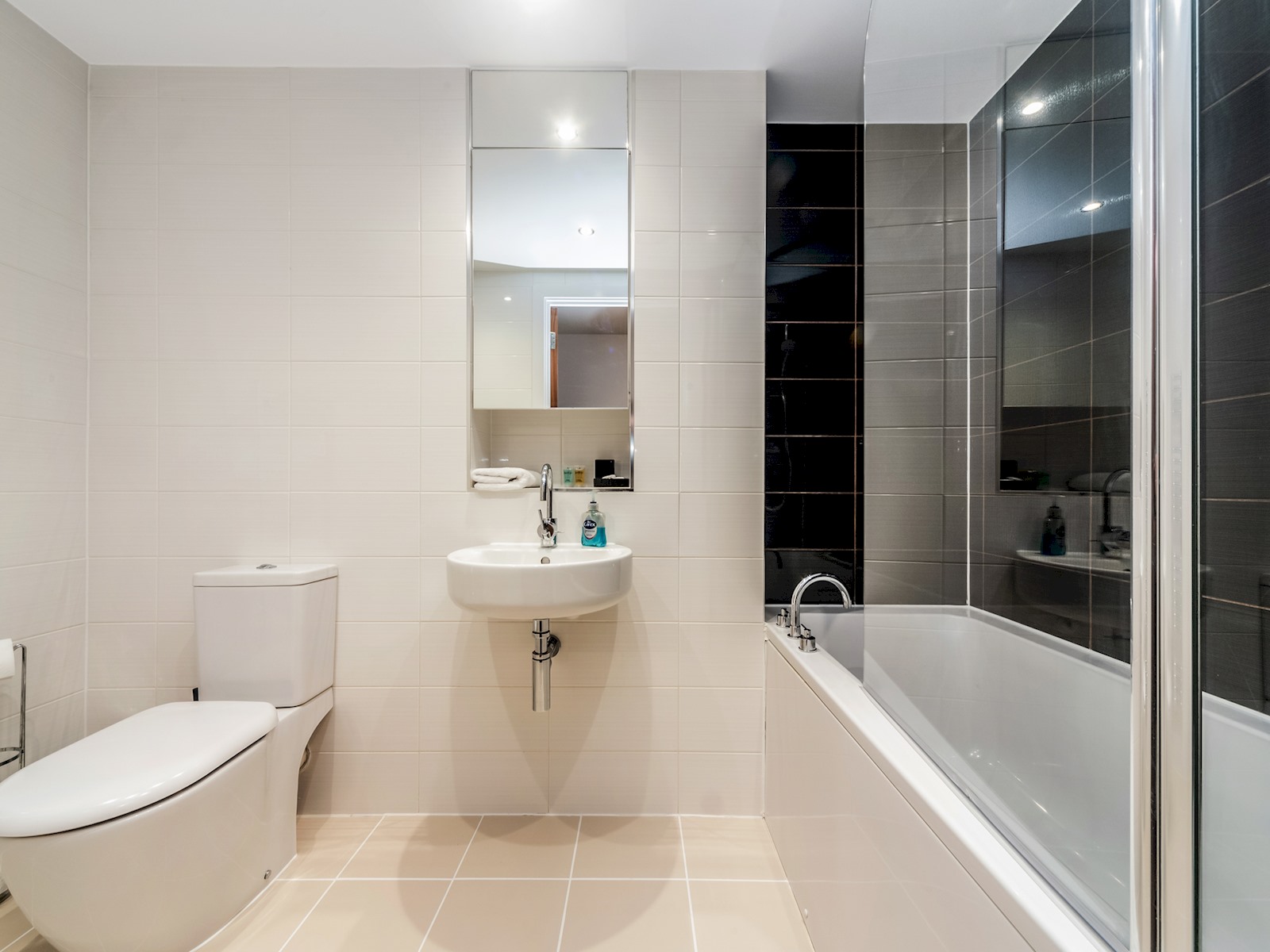 View Stylish Retreat | Walk to Barbican & St. Paul’s - Pass the Keys in Flat 10, 1 Lamb's Passage, EC1Y 8AB EC1Y 8AB Stylish Retreat | Walk to Barbican & St. Paul’s - Pass the Keys in Flat 10, 1 Lamb's Passage, EC1Y 8AB EC1Y 8AB - Property image 41 - VivreStays